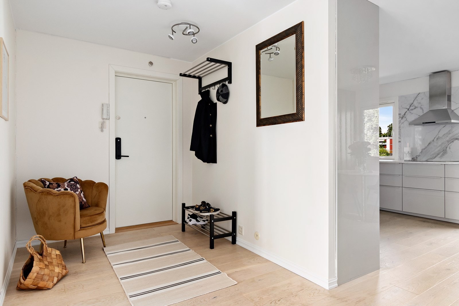 Hyggelig entrè. Alle tak- og veggoverflater er lysmalte og modernisert 2024. Galleribilde