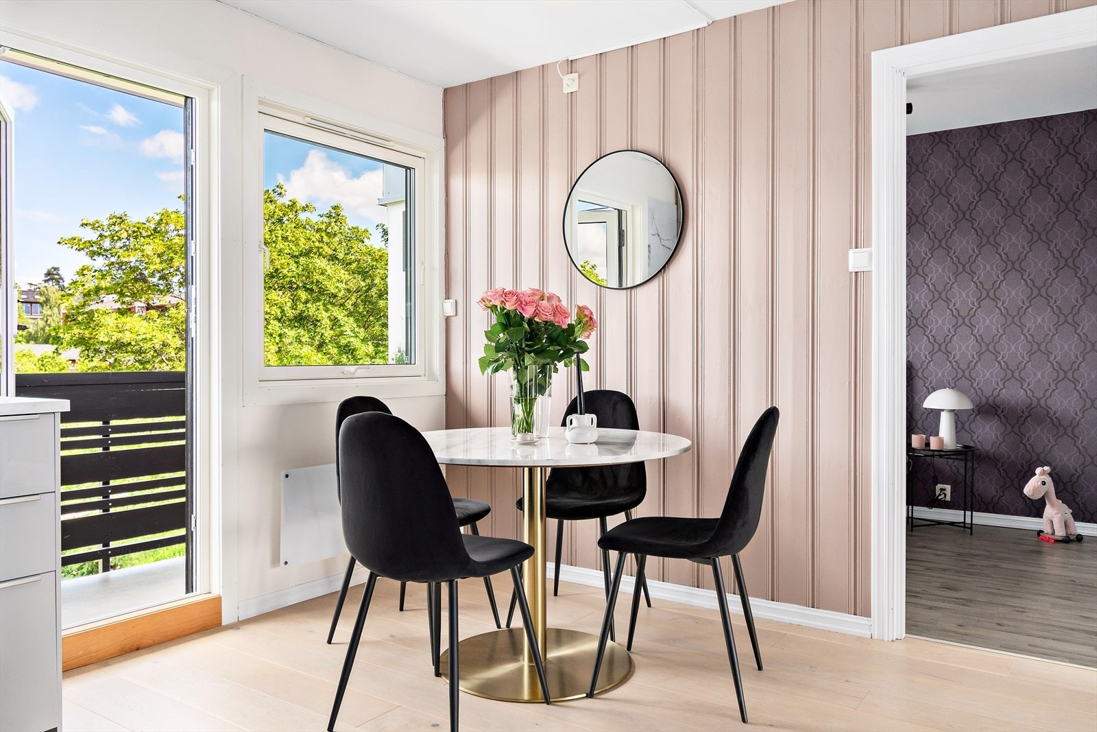 Tilknyttet kjøkkenet er det en hyggelig spisebordplass. Galleribilde