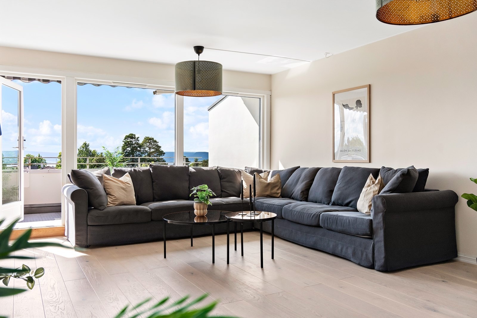 Store vindusflater gir rikelig med naturlig lys inn. Galleribilde