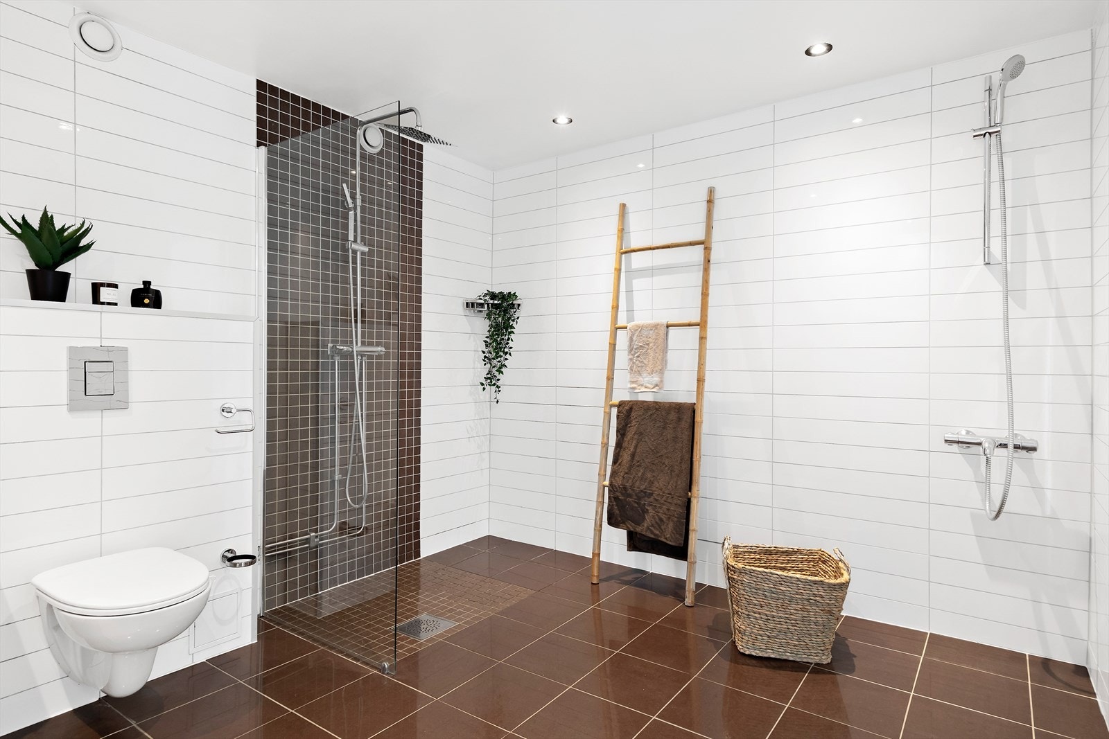 Badet er av stor størrelse med opplegg for vaskemaskin. Galleribilde