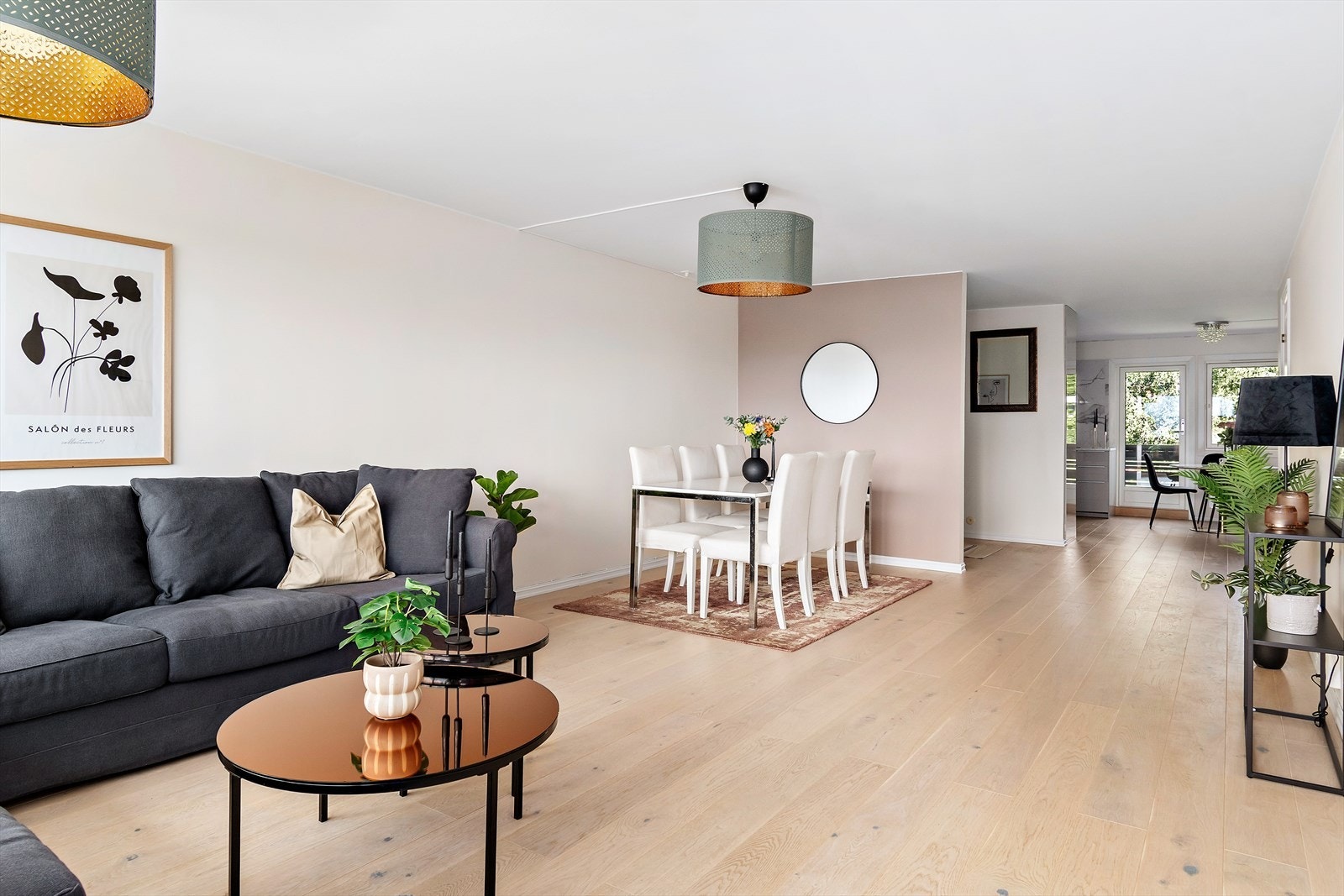 Gjennomgående stue med masse lys. Galleribilde