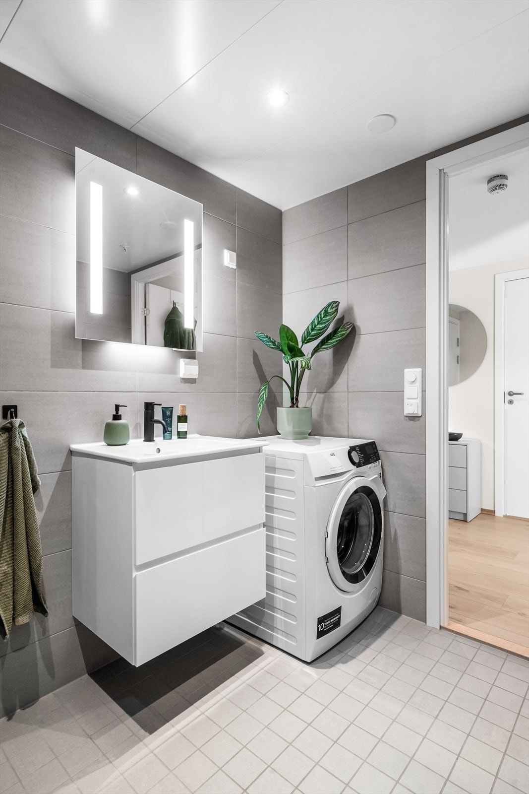Badet har avtrekk med balansert ventilasjon og opplegg for vaskemaskin og tørketrommel. Galleribilde