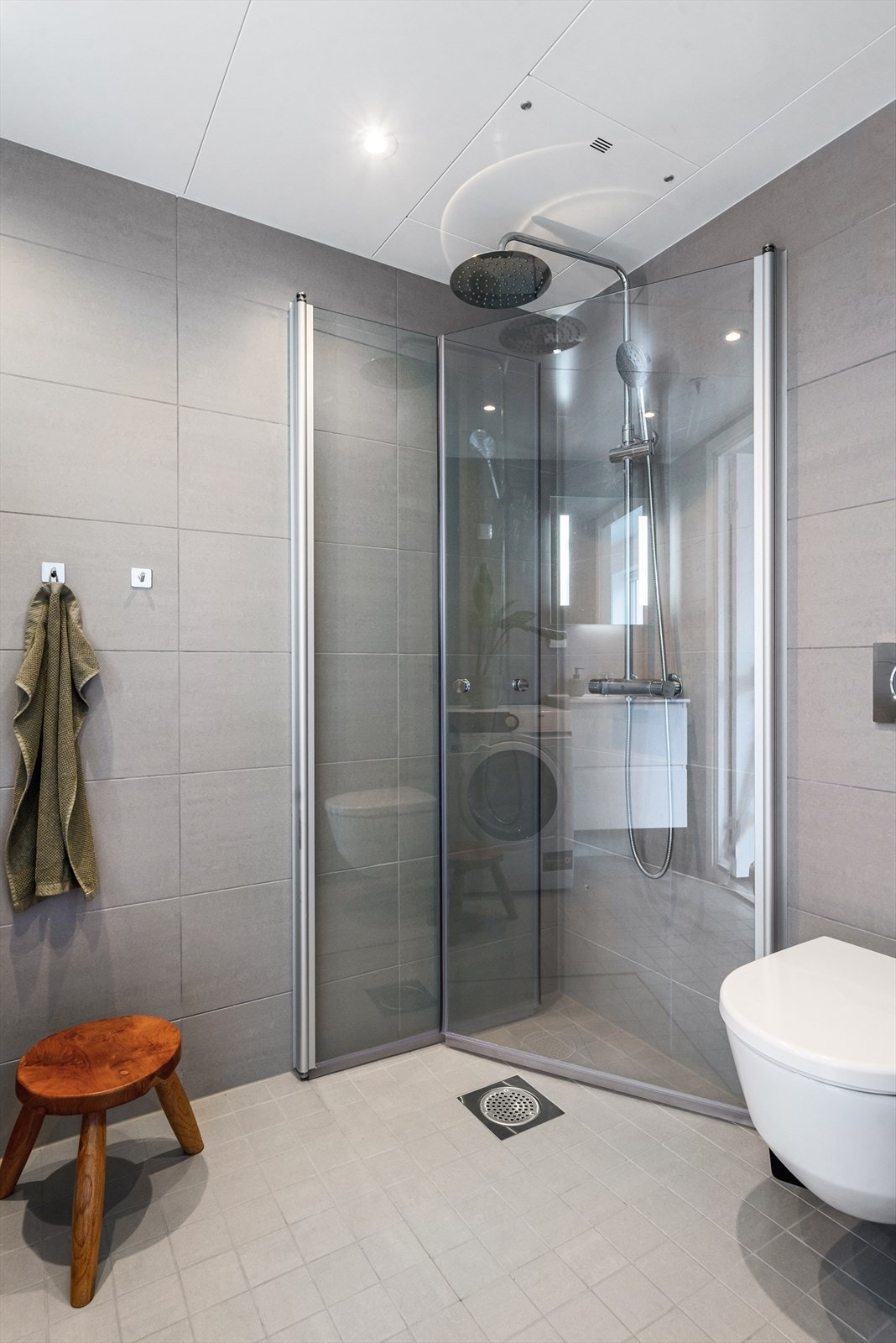 Dusjhjørne med glassvegger, regndusj og hånddusj samt vegghengt wc. Badet har avtrekk med balansert ventilasjon. Galleribilde