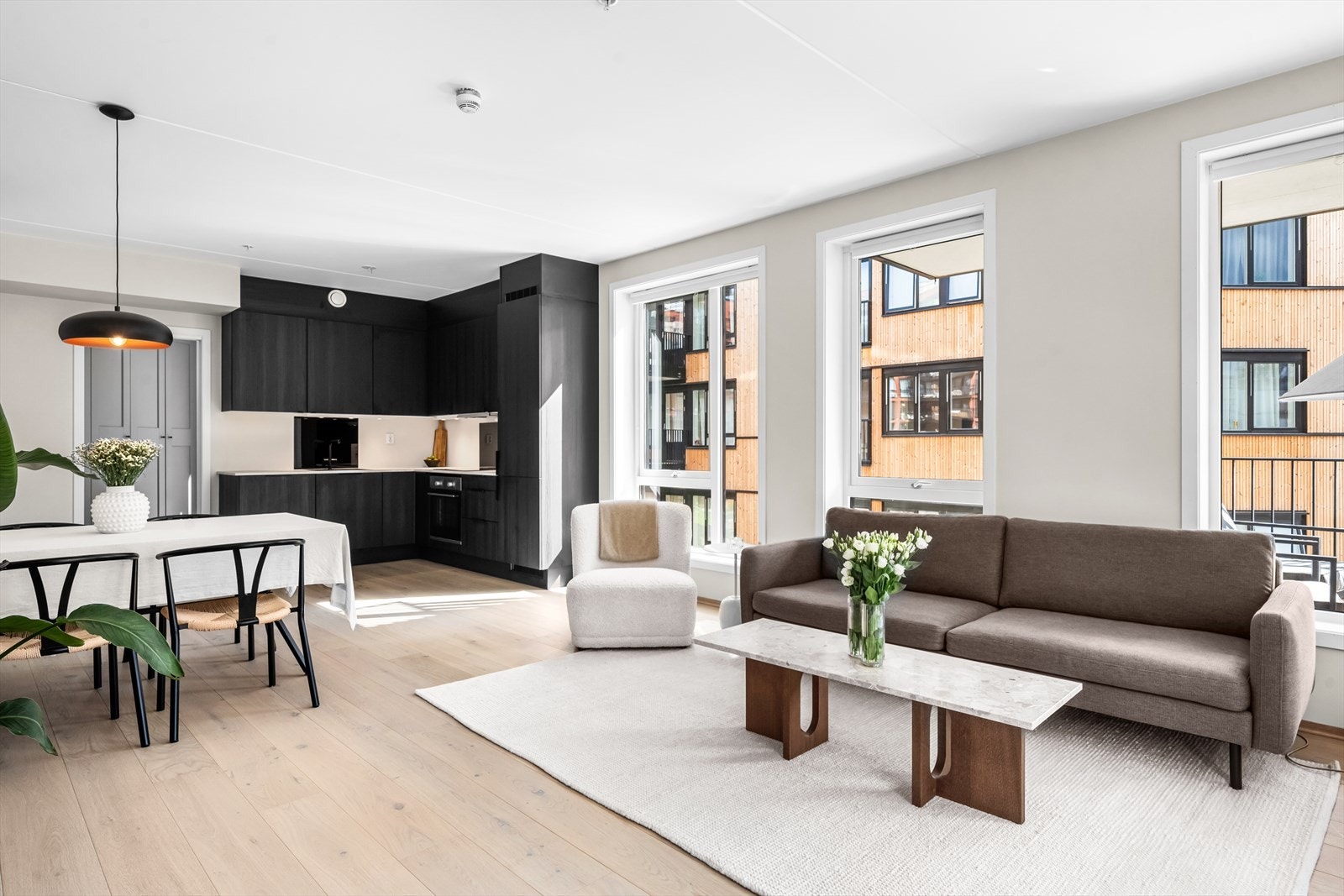 Hjørnestue med store vindusflater og flott lysinnslipp. Galleribilde
