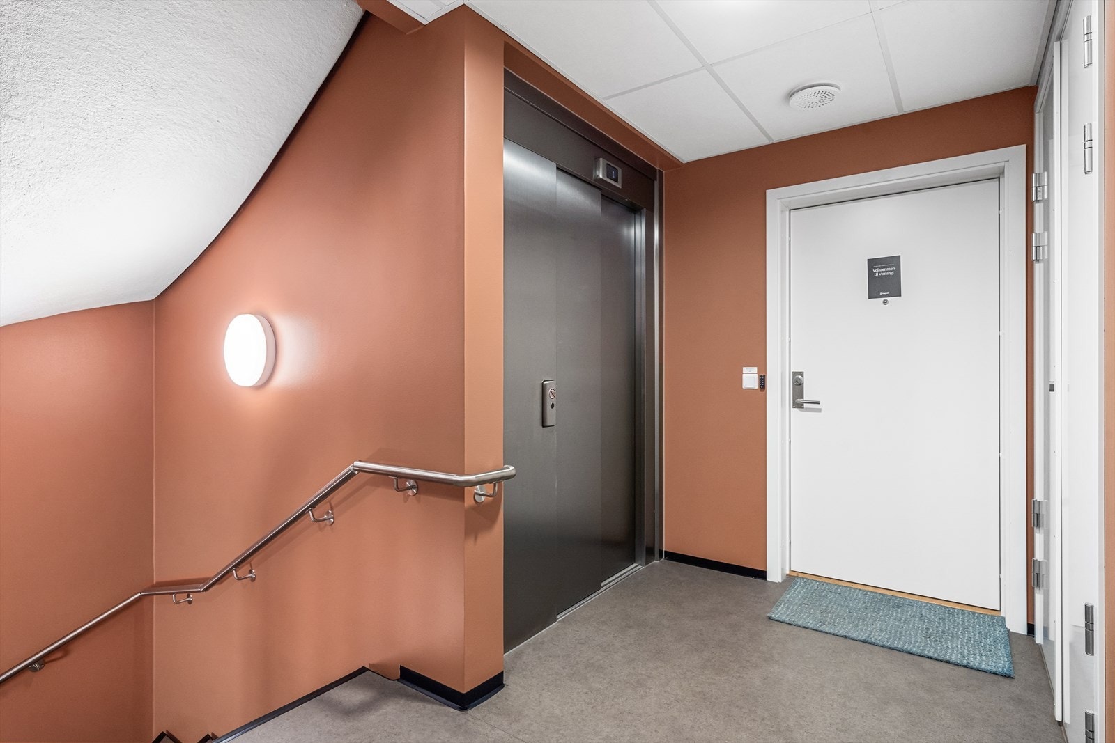 Leiligheten har en flott intern beliggenhet i byggets 3. etasje med heisforbindelse til garasjeplan. Galleribilde