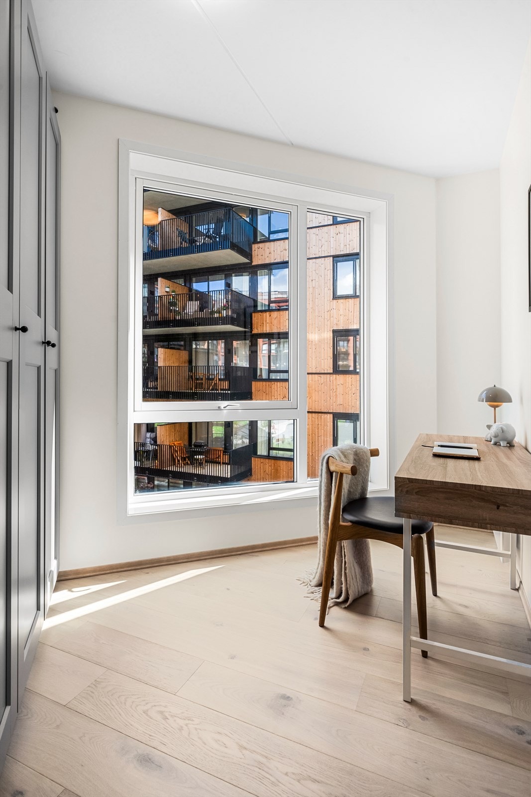 Soverom III/kontor/walk-in med garderobeskap og plass til seng og skrivebord. Adkomst fra stue/kjøkken. Galleribilde