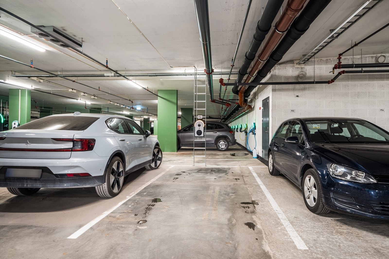 Det medfølger bruksrett til 1 parkeringsplass med elbil-lader i felles garasjeanlegg med heisforbindelse til leilighetsplan. Galleribilde