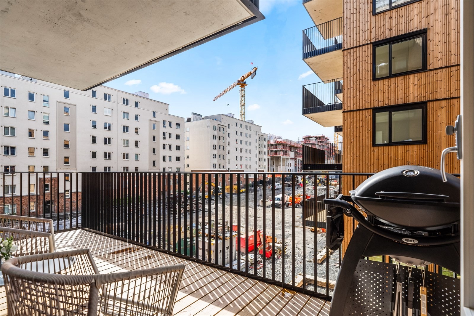 Overbygget vestvendt hjørnebalkong på 14 m² med svært gode solforhold. Sol midtsommers fra ca. kl. 15:30-20:30. Galleribilde