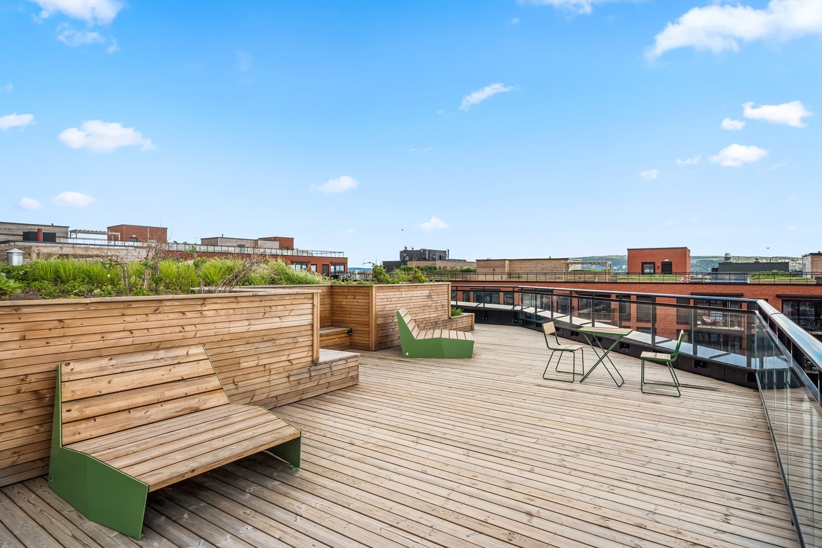 Stor og pent opparbeidet felles takterrasse med benker, solstoler og beplantning. Mulighet for medlemskap i samdyrkelag på takterrassen. Galleribilde