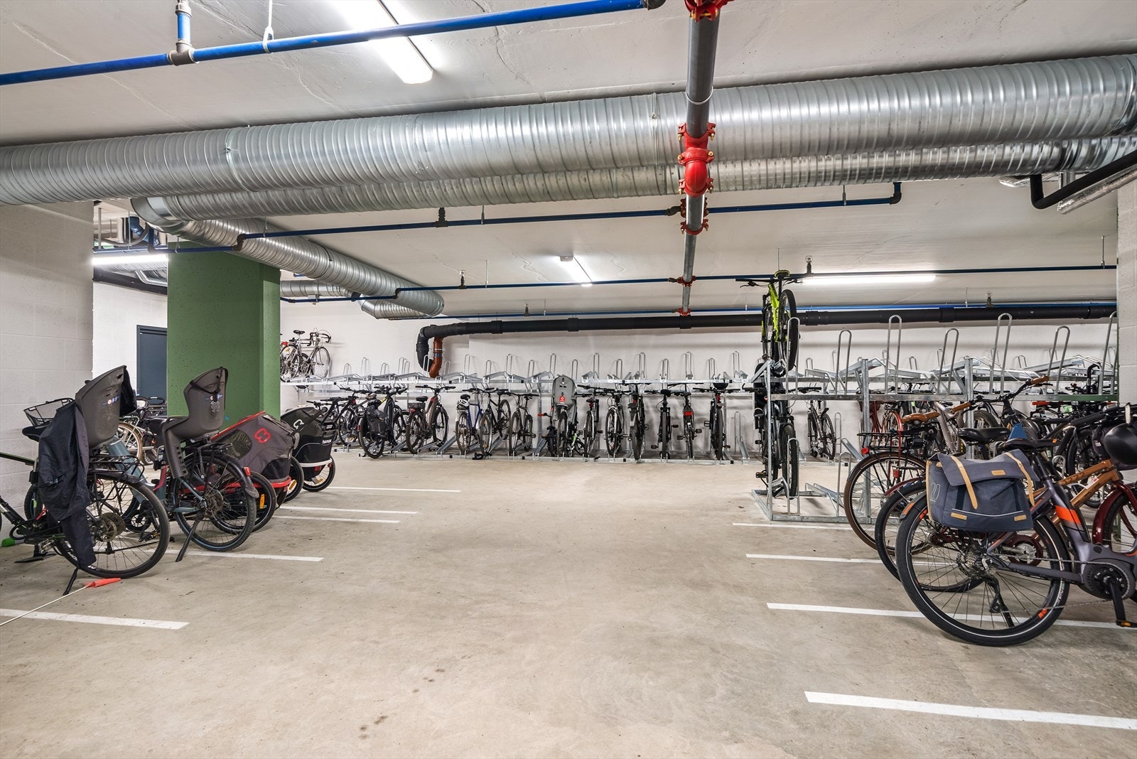Sykler kan parkeres i sykkelrom i garasjekjeller eller i bakgården. Galleribilde