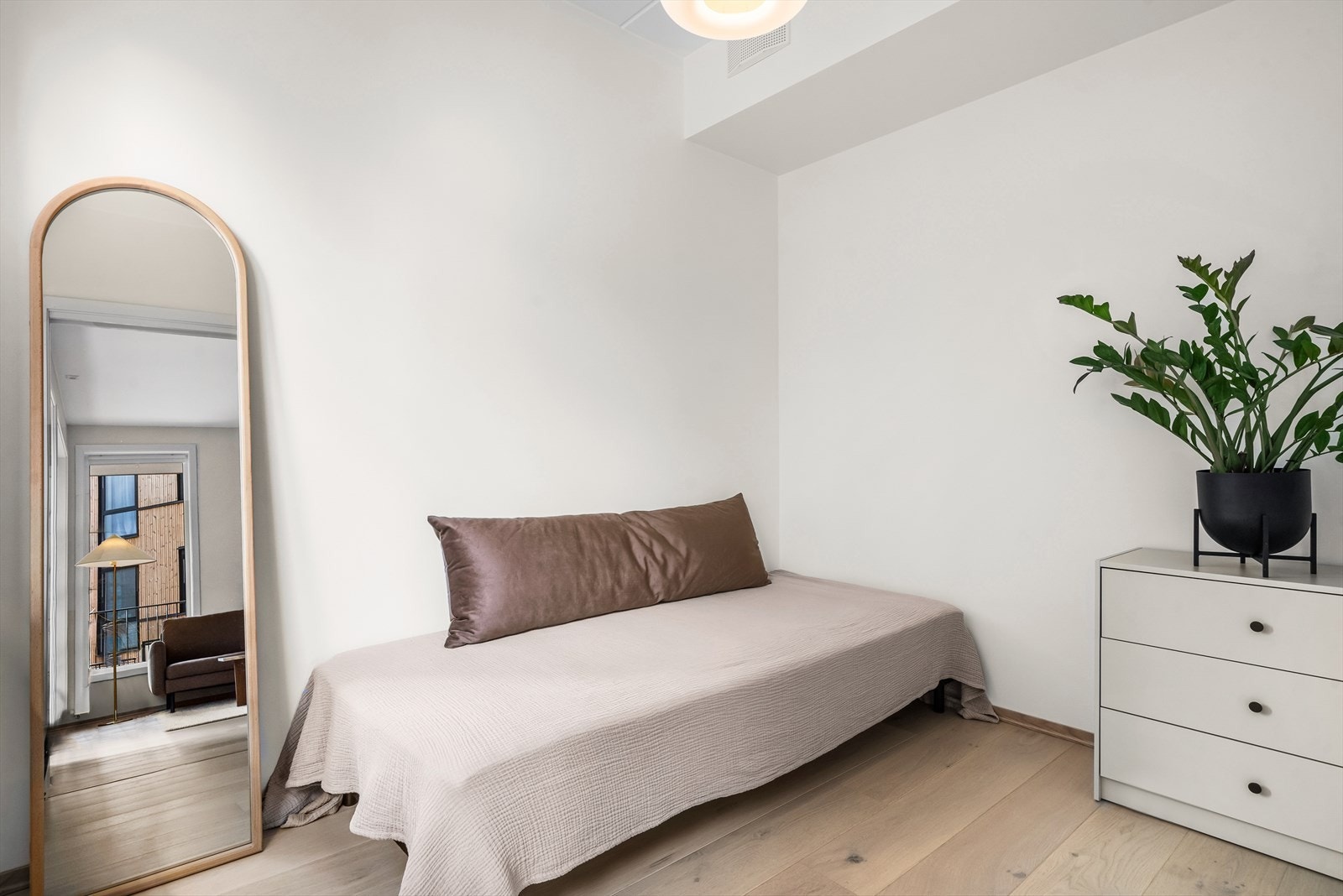 Soverom II med plass til garderobeskap, seng, nattbord og tilhørende møblement. Galleribilde