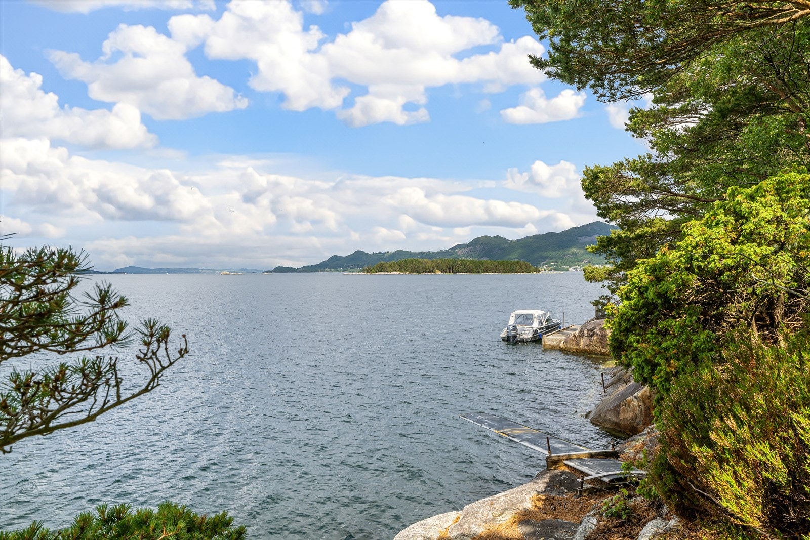 Idyllisk, beliggenhet ved sjøen. 10 min. med båt fra Jørpeland, eller 5 min. fra Kvalvåg. Mulig å leie båtplass i Kvalvåg. Galleribilde