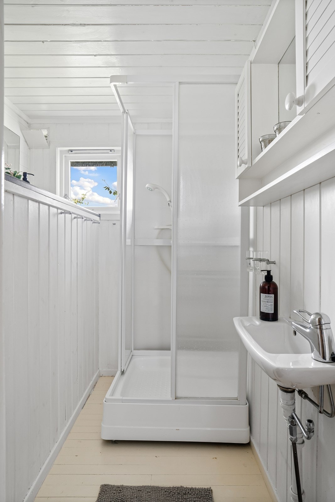 Baderom. Vann fra regnvannstank med pumpe. Gassoppvarmet vann. Galleribilde