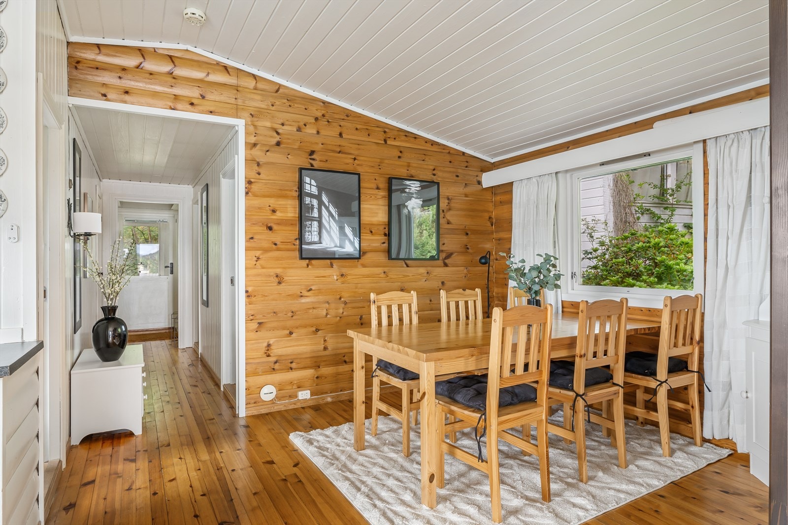 Hytten har en fin, klassisk romløsning Galleribilde