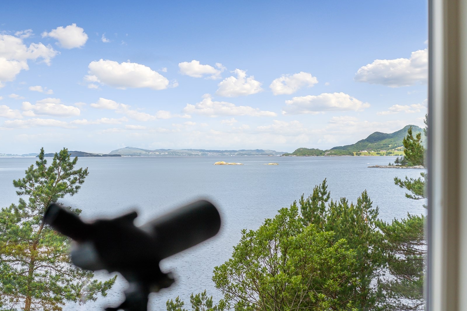 Utsikt mot sjøen og Rennesøy Galleribilde