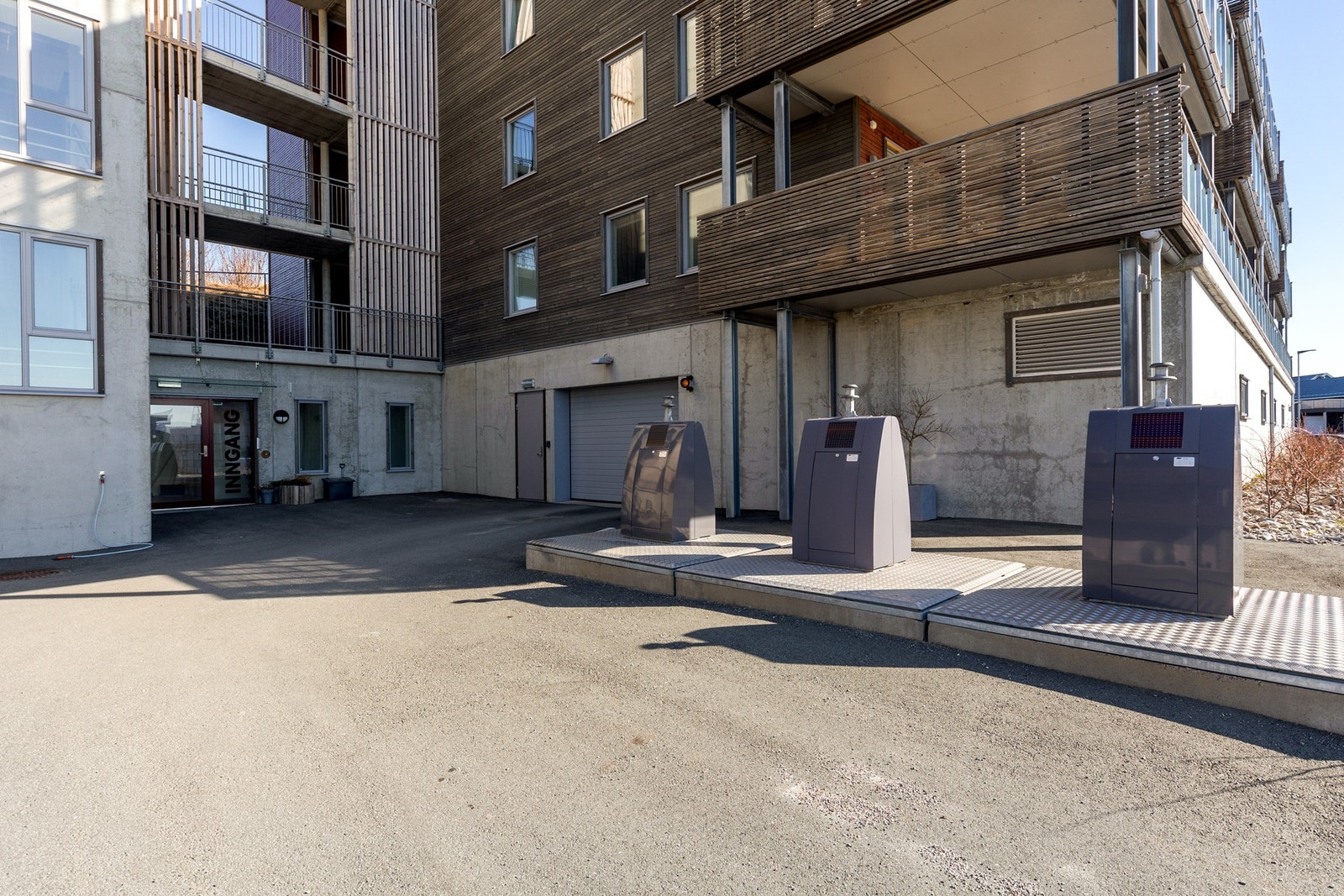 Fellesareal. Inngang til P-kjelller med egen plass med EL-billader fra Zaptec. Galleribilde