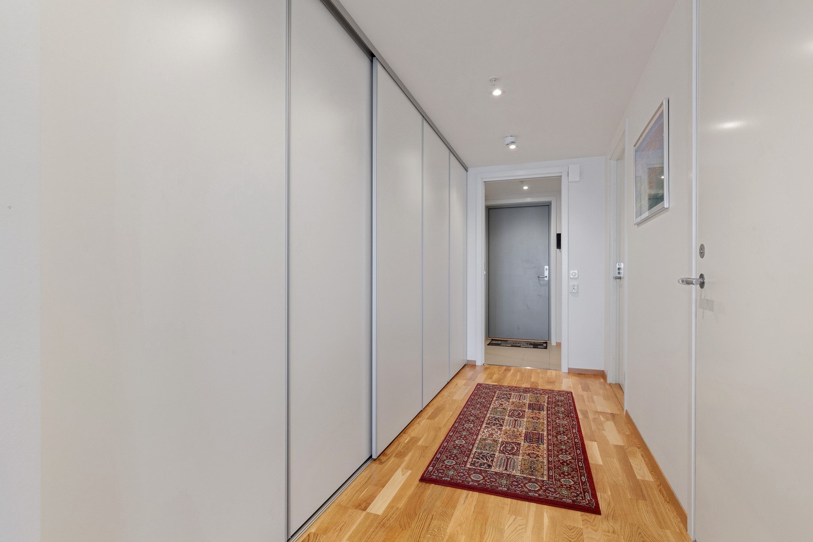 Romslig gang med garderobeskap og rikelig med lagringsplass. integrert kontorløsning i garderobe. Galleribilde