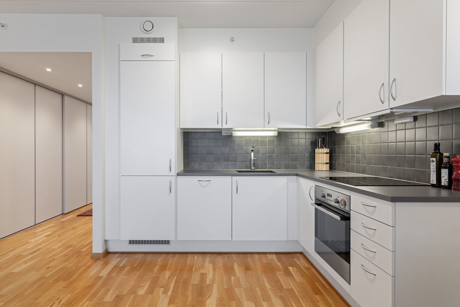 Lekkert kjøkken med bl.a. underlimt vask i grå stein. Galleribilde