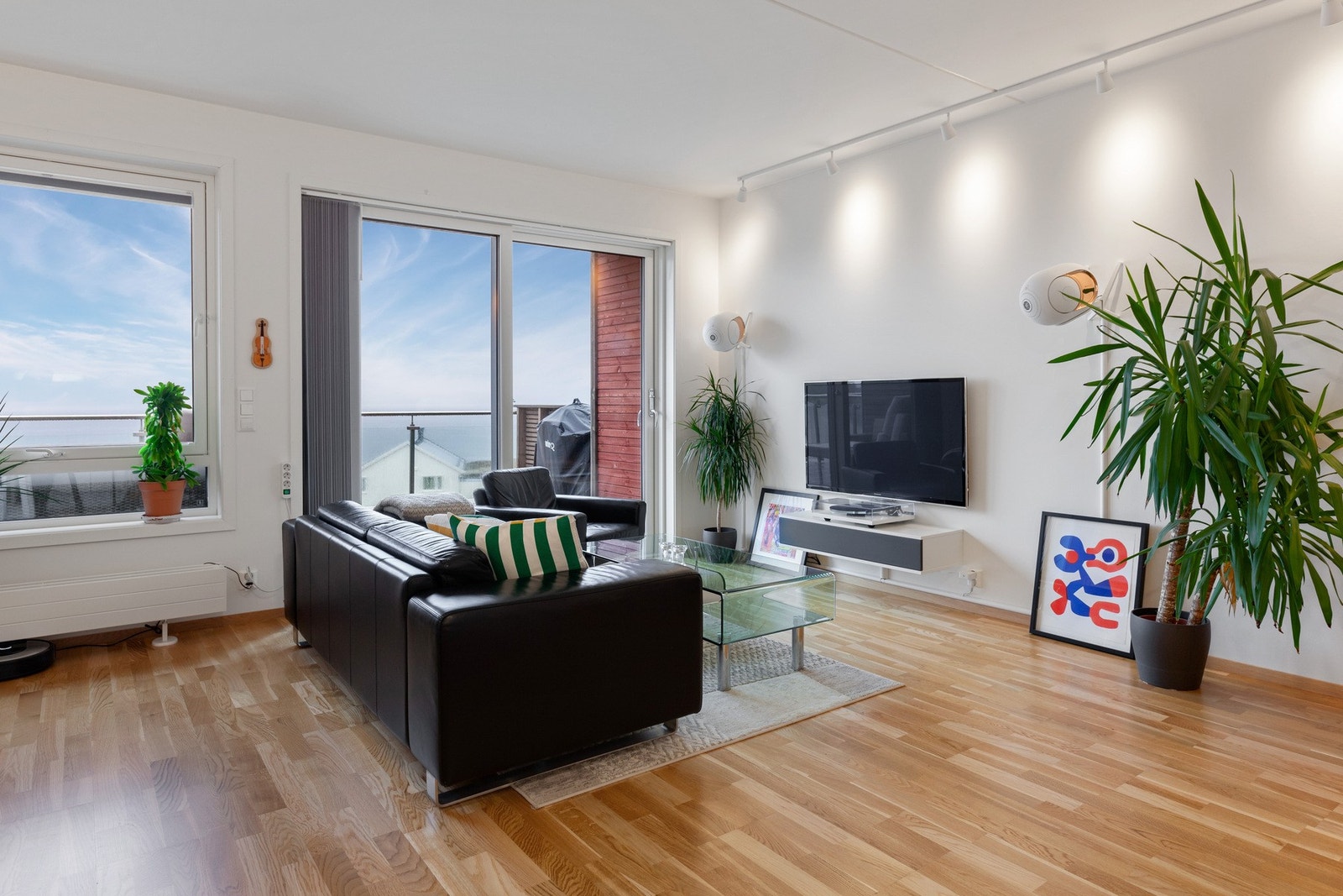 Stuen har store vindusflater og fine lysforhold. Dimbare spotlights i alle rom unntatt soverom. Mulighet for ekstra soverom i stue. Galleribilde