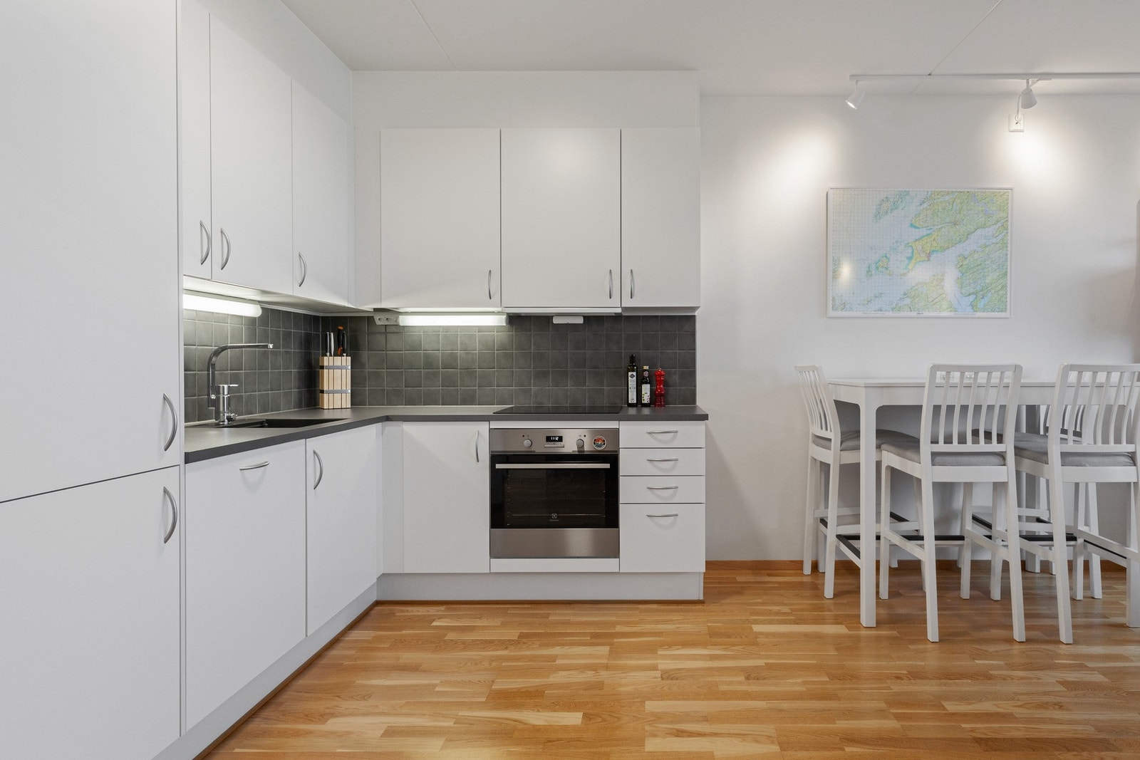 Kjøkken - Matchende fliser under overskap med flisene på badet. Galleribilde