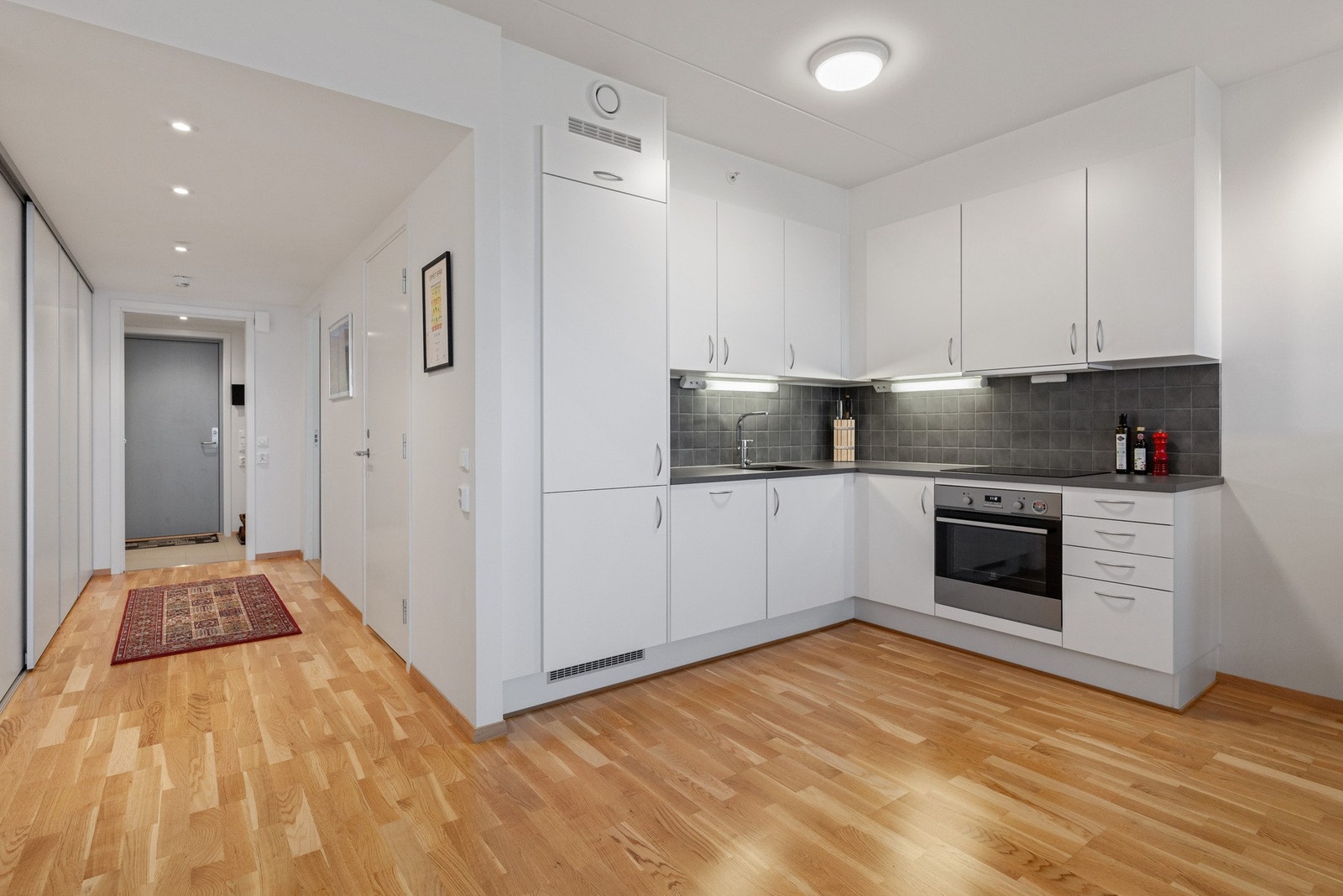 Pent kjøkken med integrerte hvitevarer Galleribilde