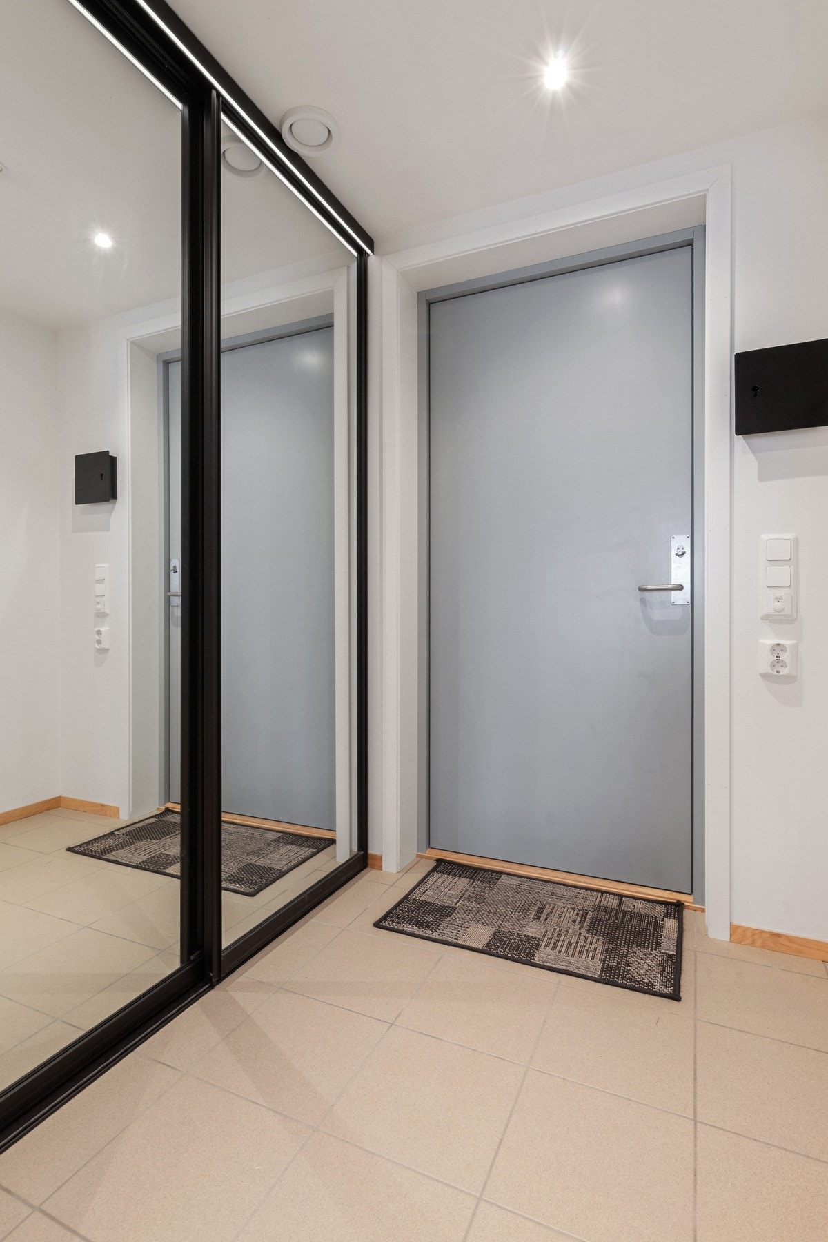 Entré med skyvedørsgarderobe Galleribilde