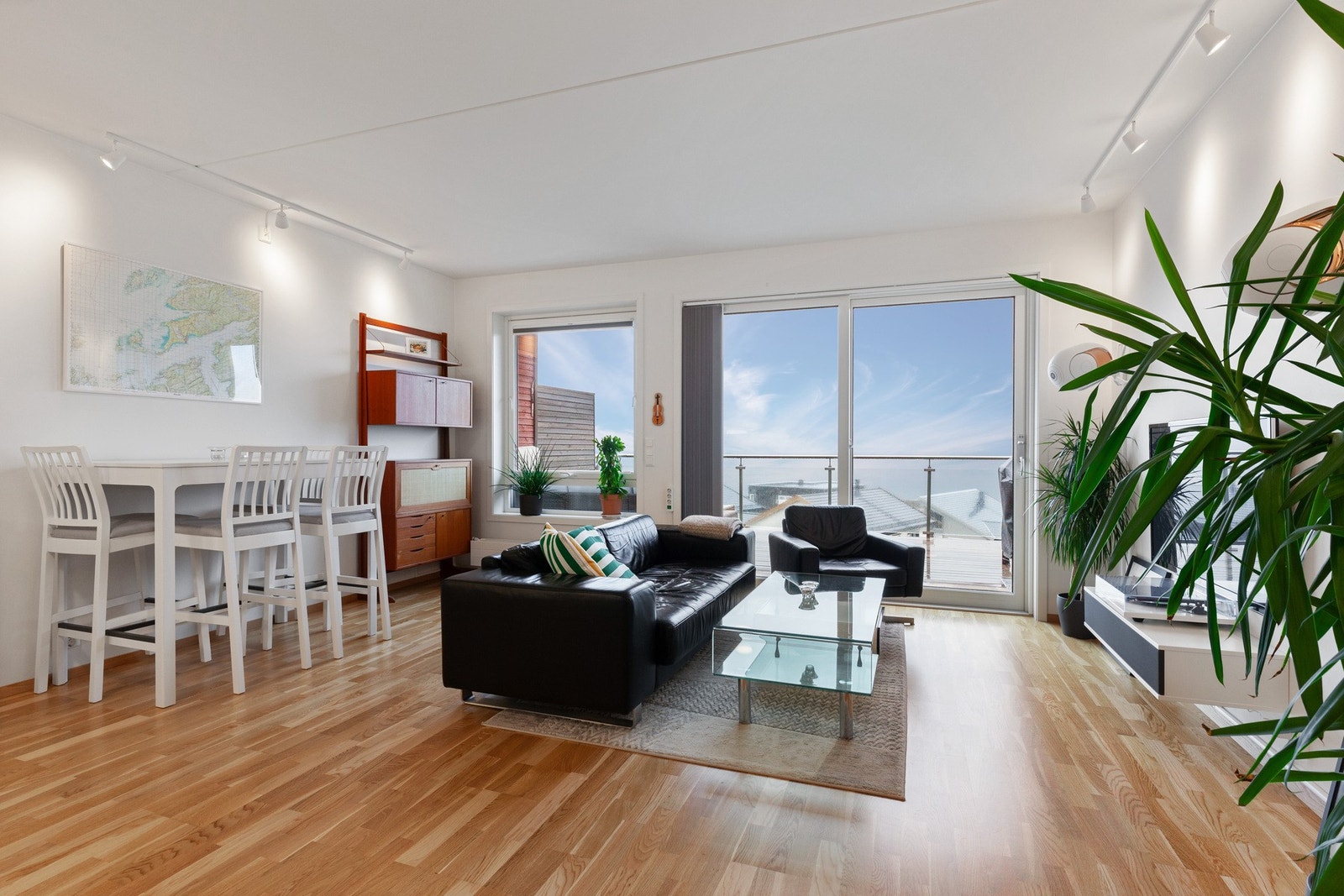 Gjennomtenkte fargevalg, lamellgardiner i samme gråfarge som fliser på bad og kjøkken. Galleribilde