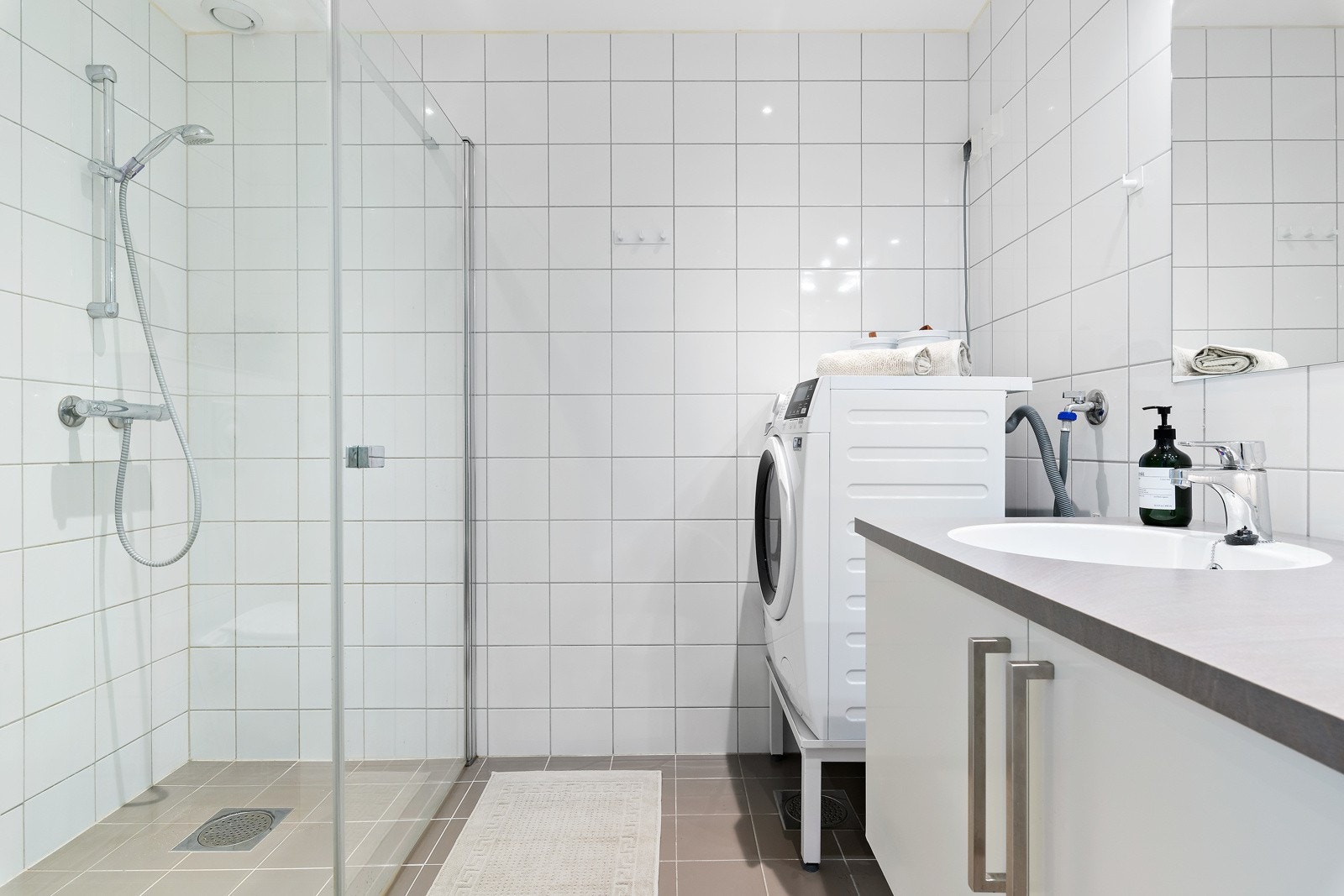 Badet er helfliset og av god størrelse. Her er det varme i gulvet og alt du trenger for å starte og avslutte dagen på en god måte. Galleribilde