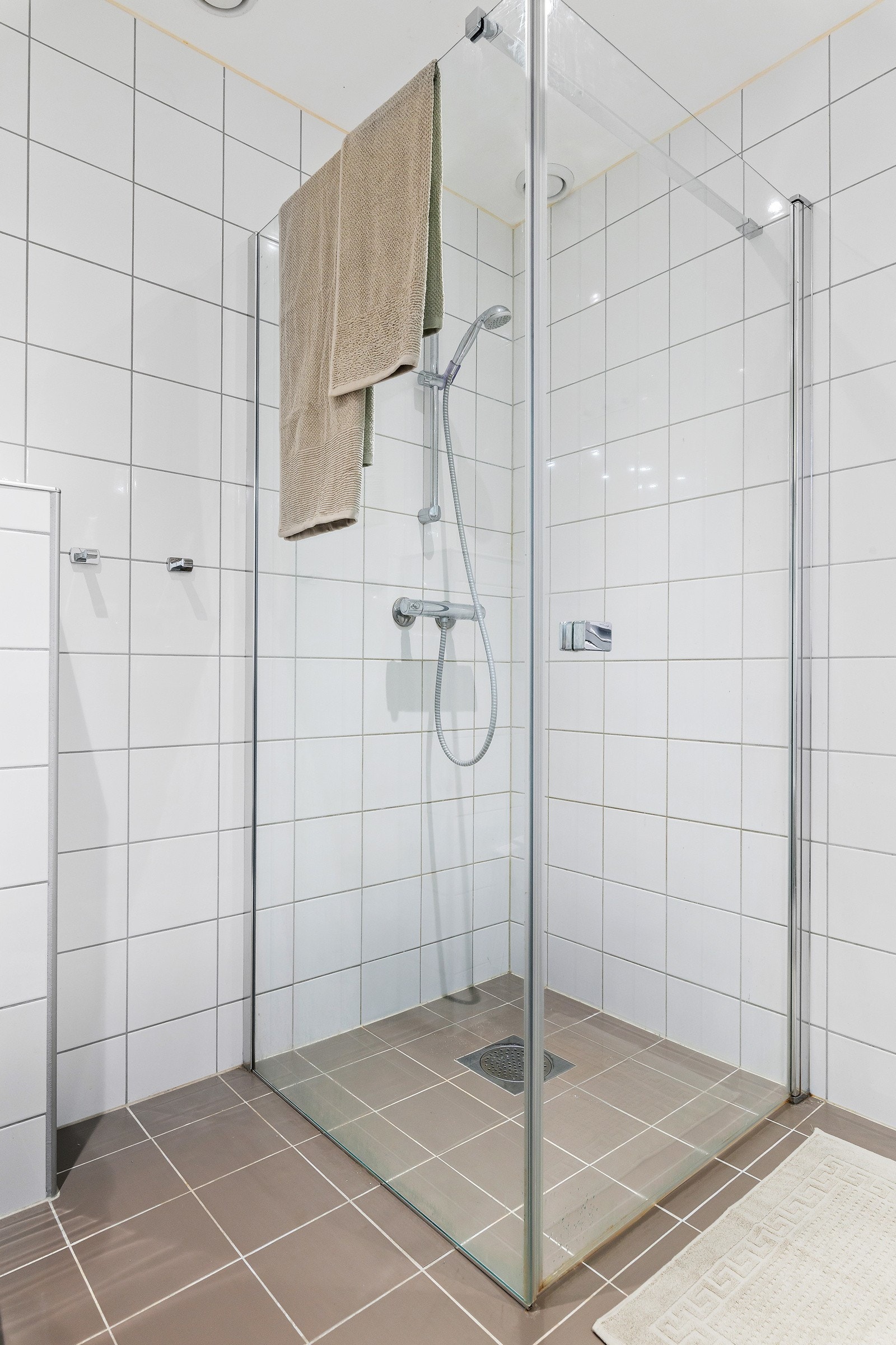 Det betyr plassbesparende dusjhjørne med innfellbare vegger, wc - Galleribilde
