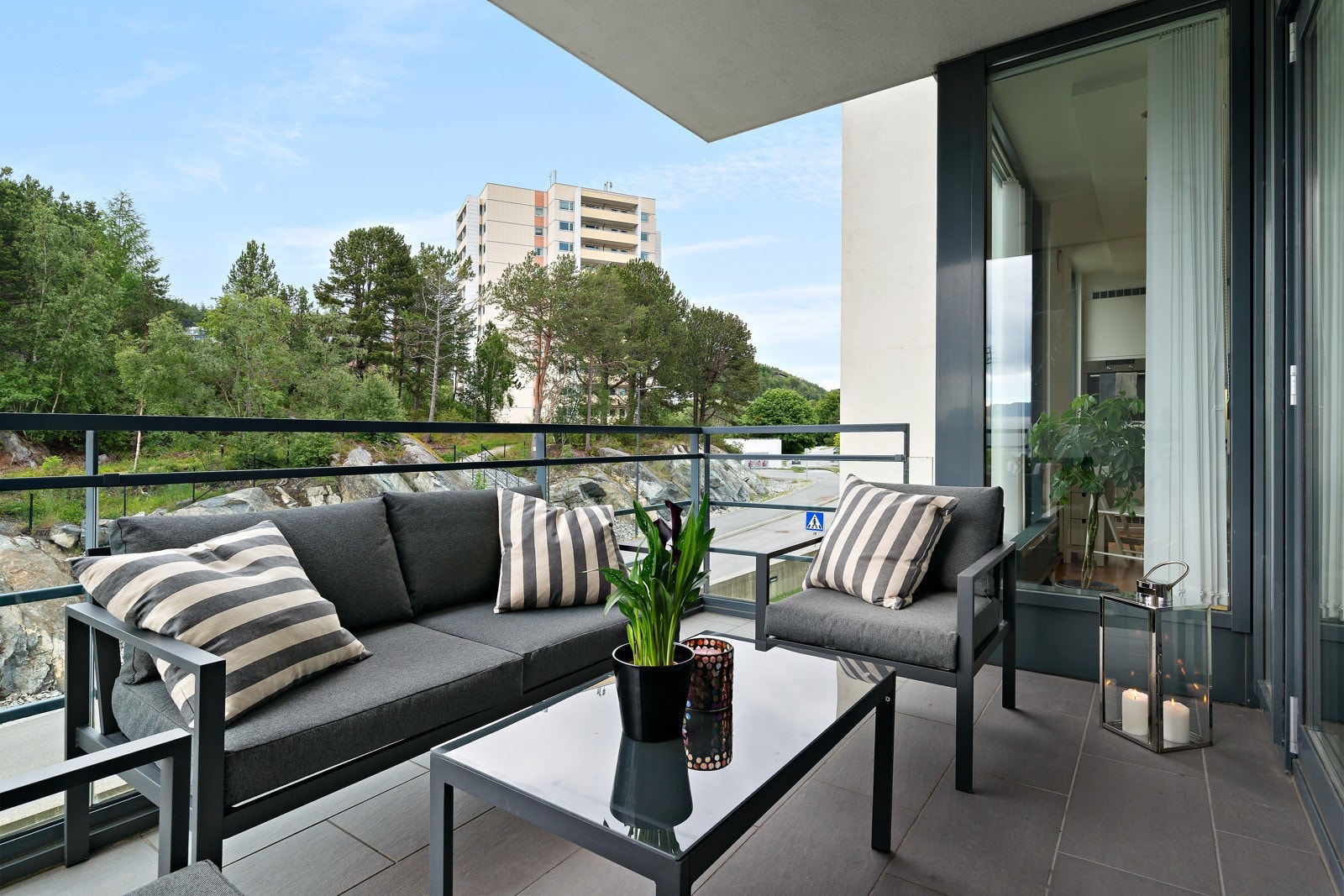 Verandaen er leilighetens forlengede arm og gjør at livet blir en god del mer behagelig. Galleribilde