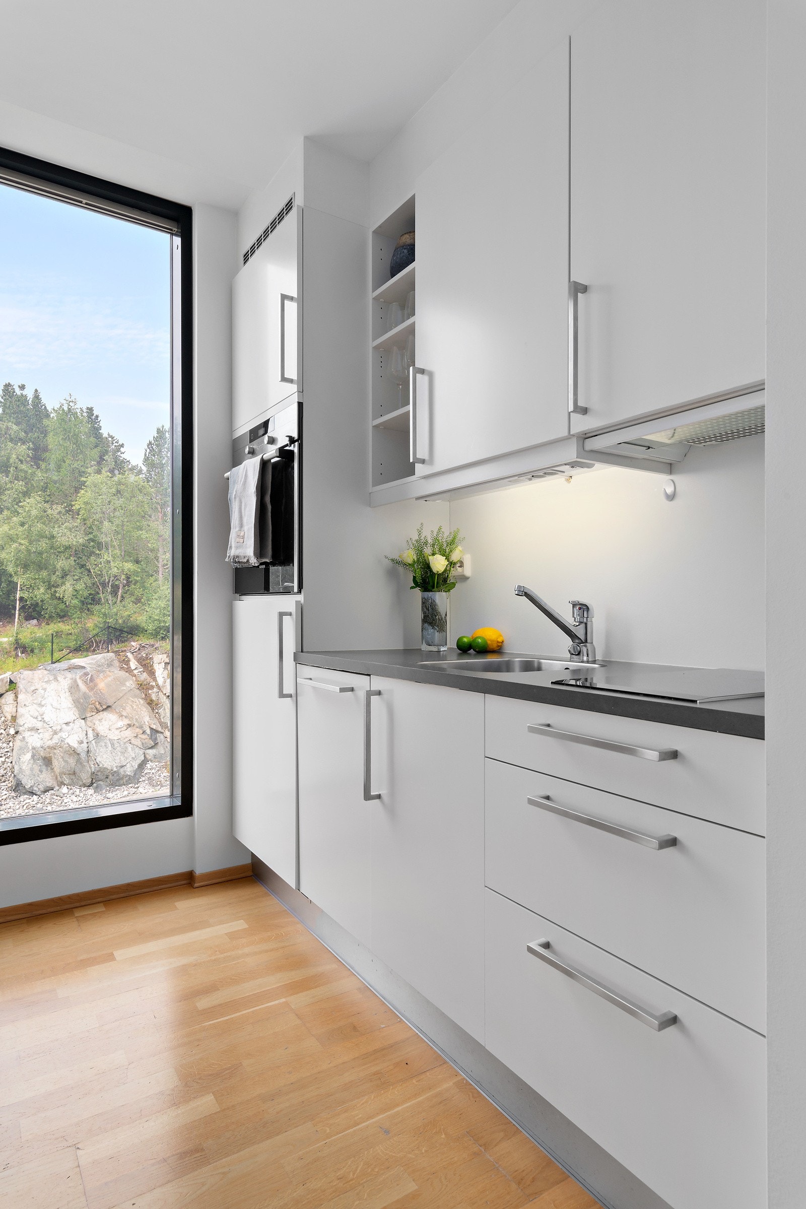 Kjøkkenet er fra HTH og har hvit innredning og mørk benkeplate av laminat. Galleribilde