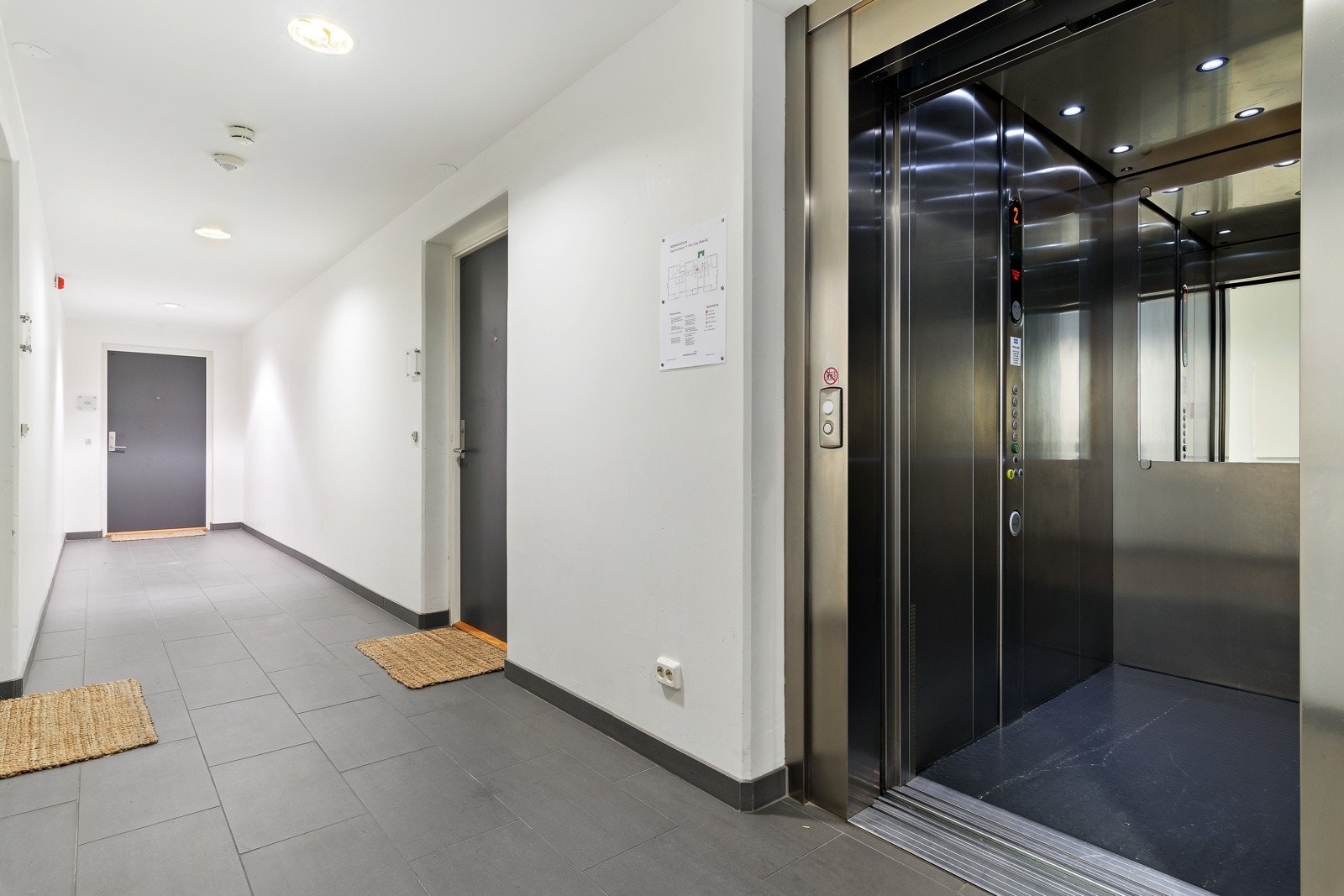 Velkommen inn. Leiligheten ligger like ved heisen og dermed enkel adkomst. Galleribilde