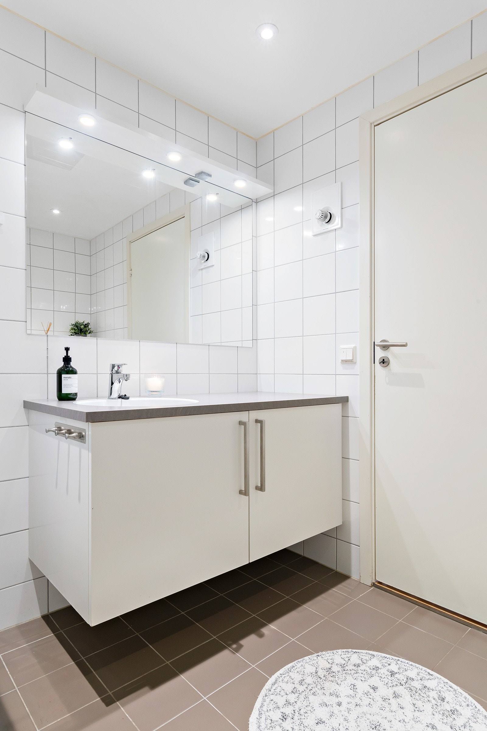 servant med oppbevaring, speil og opplegg for vaskemaskin og tørketrommel. Galleribilde