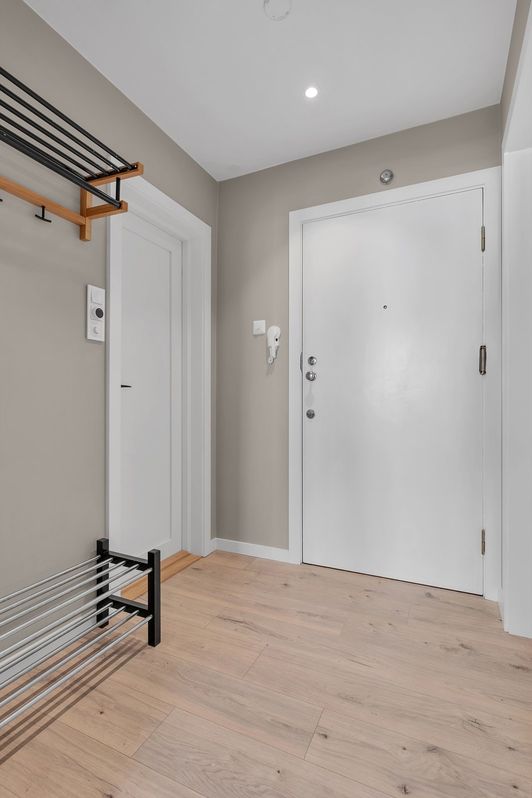 Gang med garderobe Galleribilde