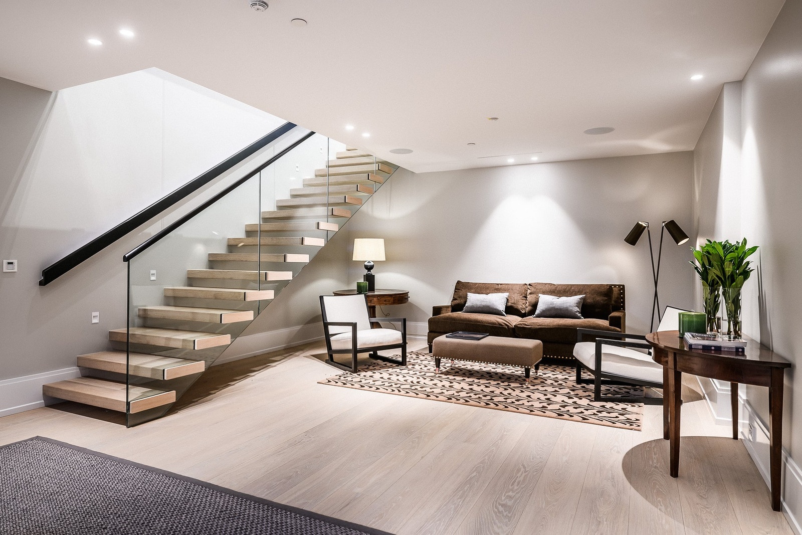 Kjellerstue med rikelig av areal for innredning. Integrerte høyttalere. Galleribilde