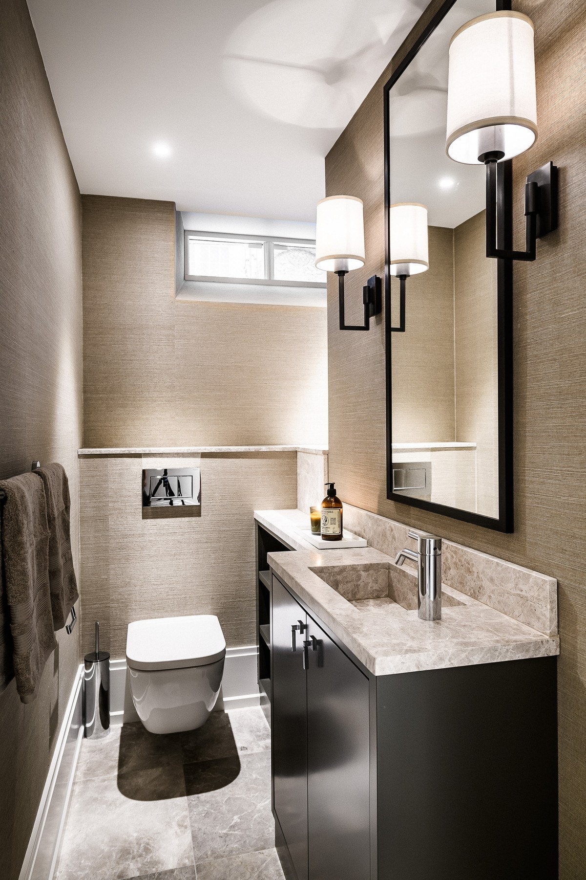 Separat toalett med servant og toalett. Galleribilde