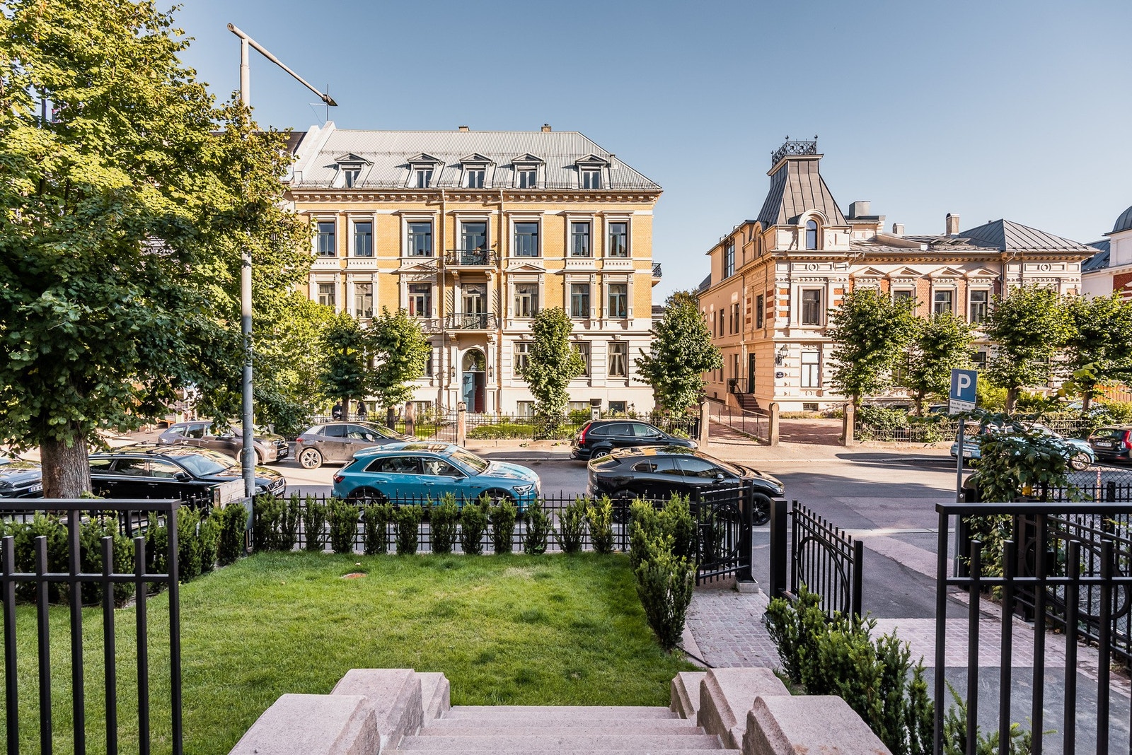 Ettertraktet selveierleilighet o/2 etasjer med privat hage. Galleribilde