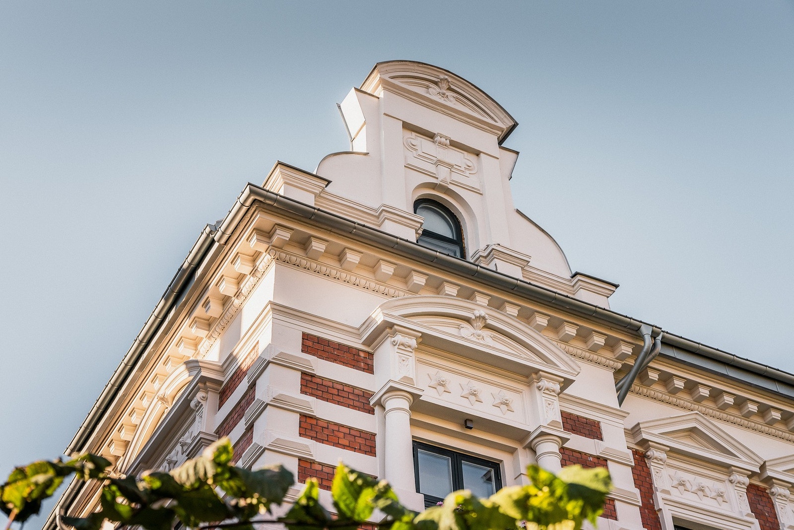 Klassisk bygård med nydelige detaljer. Galleribilde