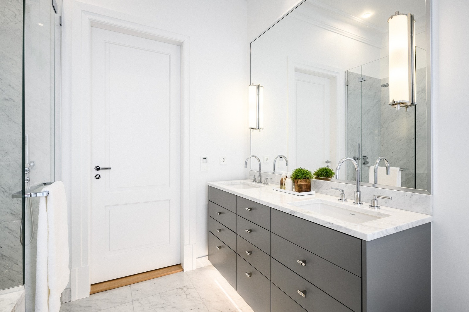 Hovedbaderom med dobbel servant, badekar, dusj og toalett. Galleribilde