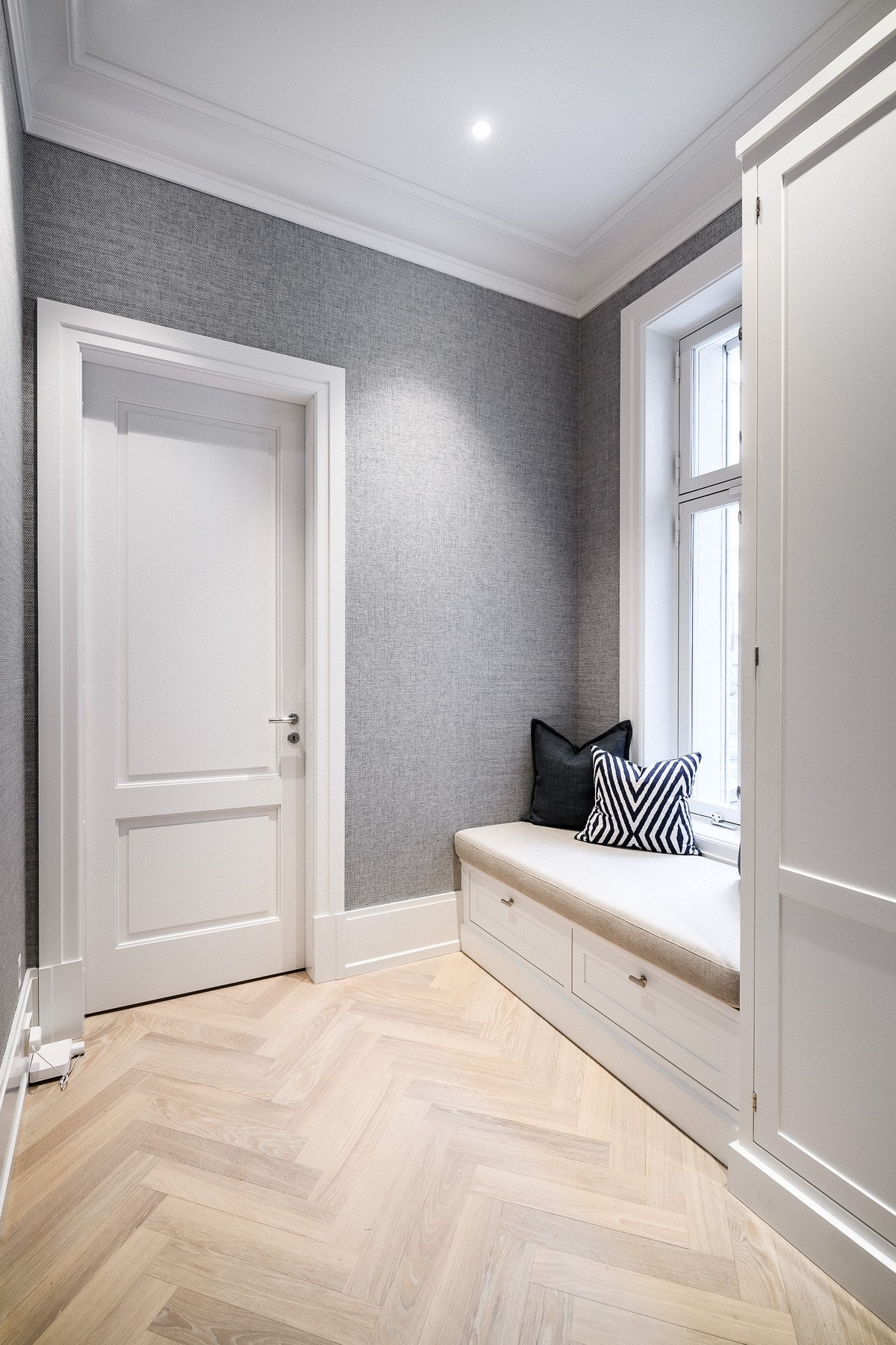 Mellomgang m/hyggelig sittebenk. Galleribilde