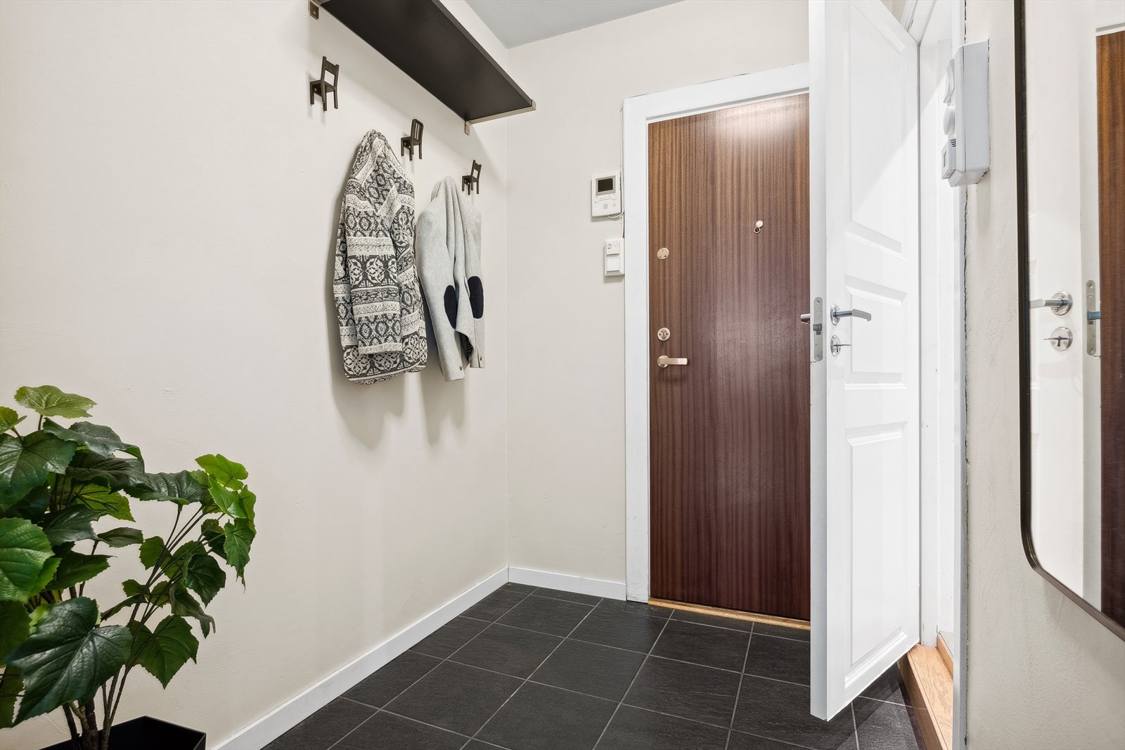 Innbydende inngangsparti, hvor det er god plass for å henge fra seg yttertøy og sko Galleribilde