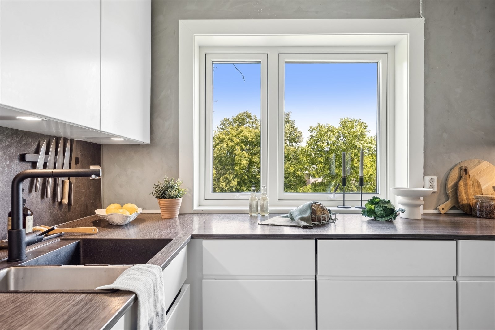 Den store kjøkkenbenken er som en drøm for de som liker å kokkelere! Galleribilde