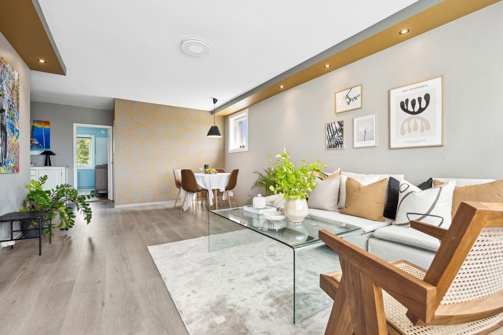 Leiligheten fremstår moderne og sømløs, med blant annet downlights i stuen Galleribilde