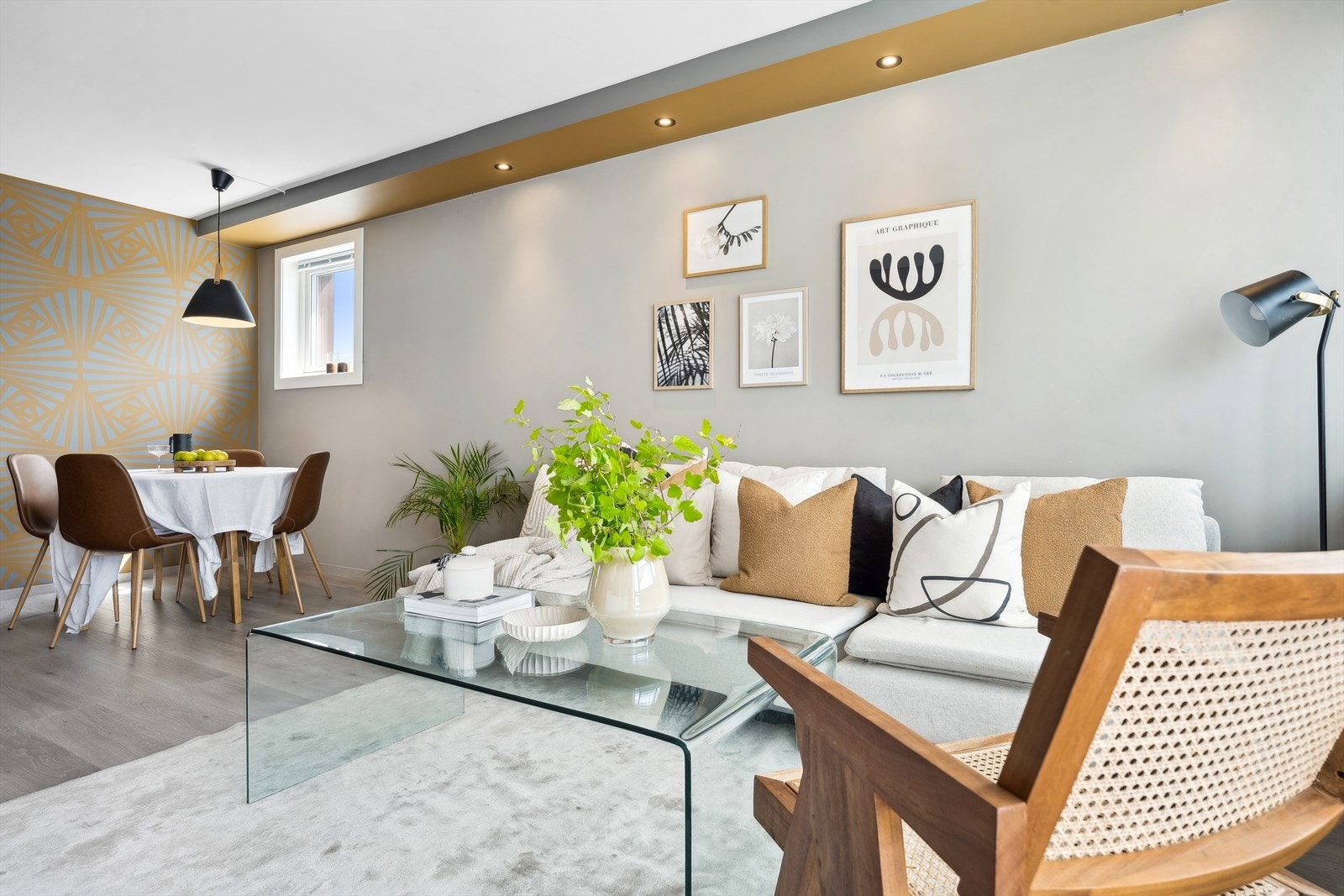 Stuens gode størrelse gjør det enkelt å møblere i flere soner, med god plass for stor sofaseksjon med tilhørende møblement, i tillegg til egen sone med et hyggelig spisebord Galleribilde