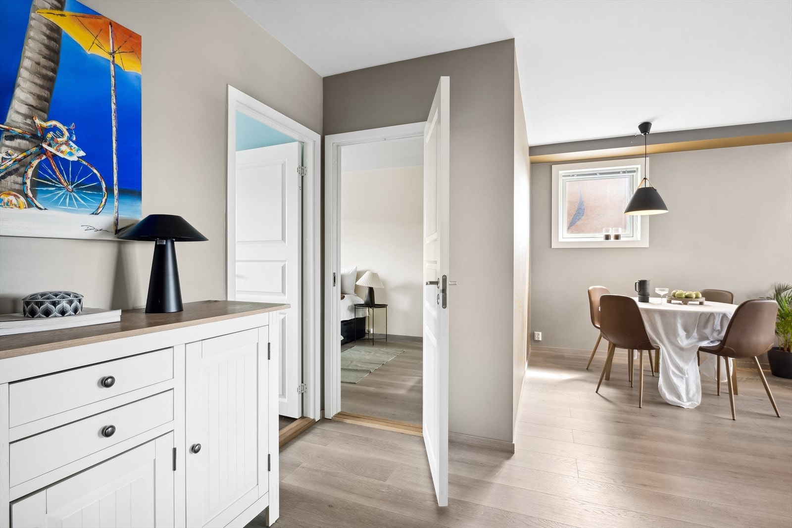 Fra stue/entré er det adkomst til leilighetens to soveværelser Galleribilde