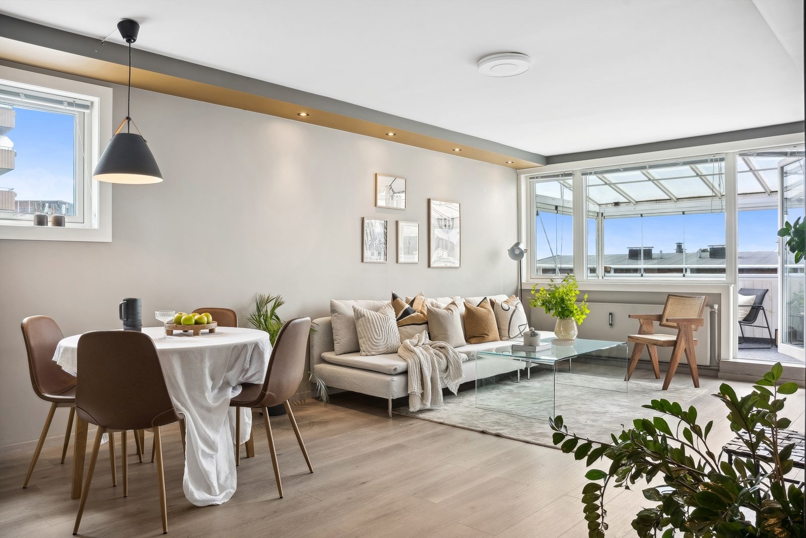 Leiligheten har en lys og sosial stue av god størrelse, med store vindusflater som skaper en lys og luftig atmosfære Galleribilde