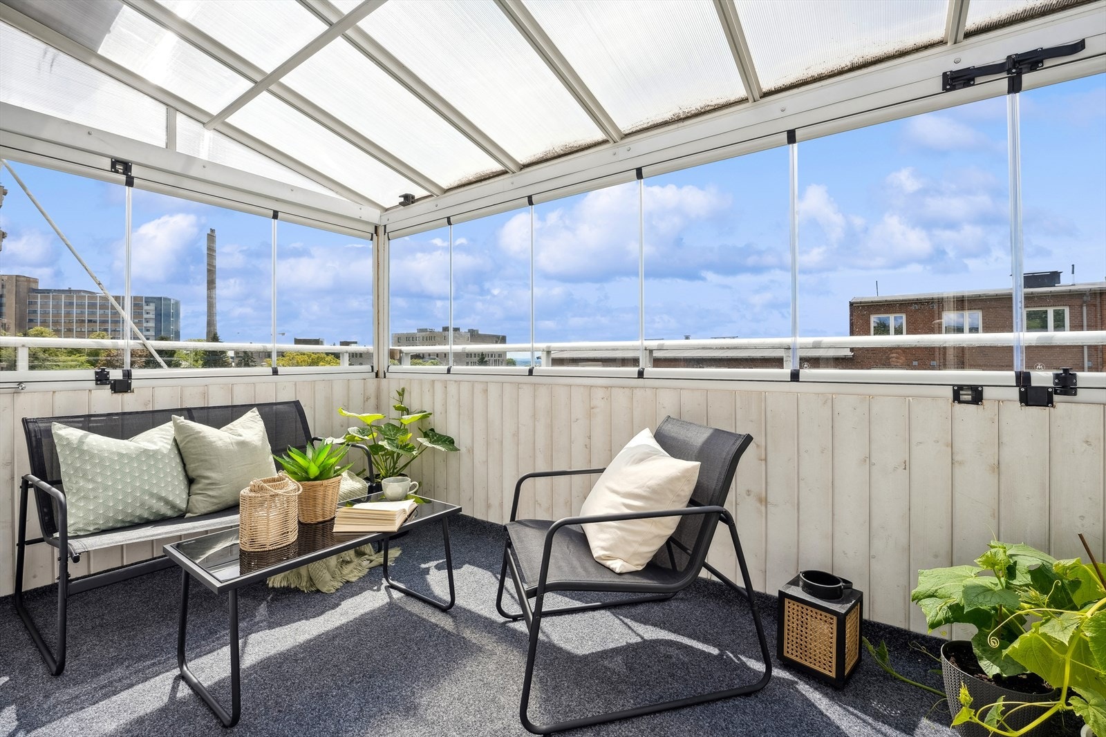 Den store, vestvendte balkongen oppleves som en utvidelse av stuen på varme sommerdager, og egner seg perfekt for sosiale sammenkomster Galleribilde