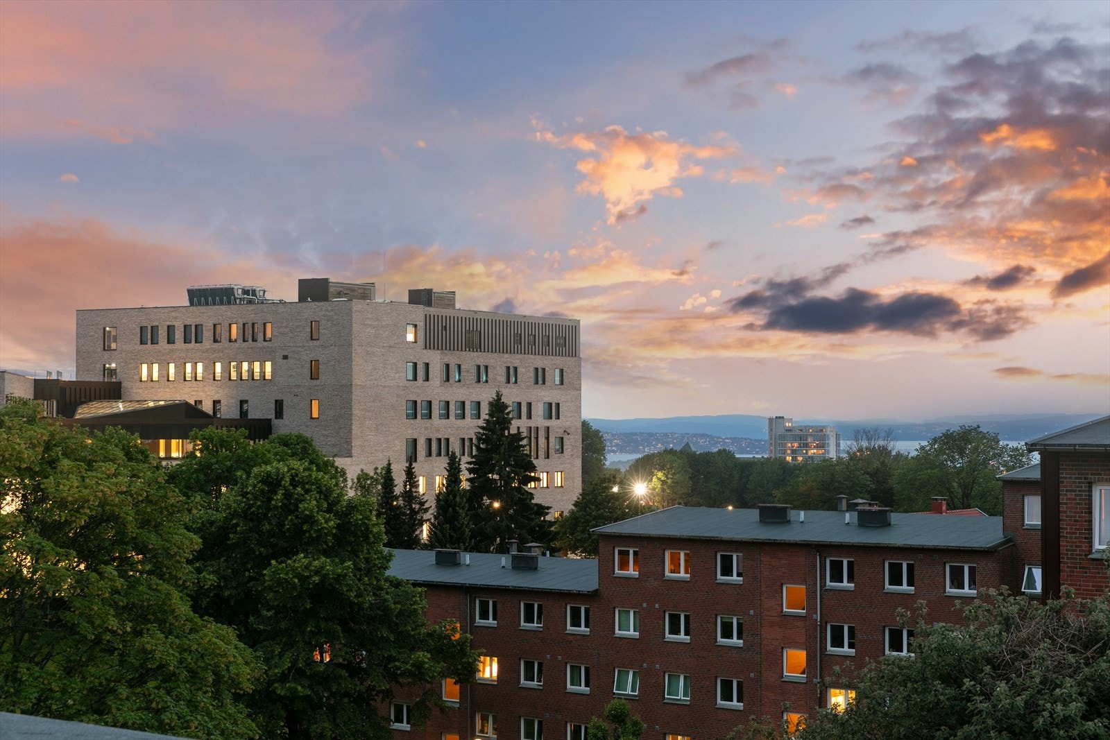 Fra den flotte toppetasjen har man suveren utsikt som også byr på et lite fjordgløtt Galleribilde