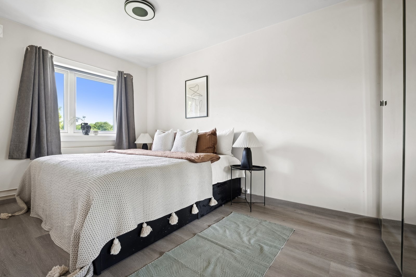 Tiltalende soveværelse av god størrelse som ligger orientert mot tilbaketrukkede omgivelser - god plass for å møblere med stor dobbeltseng, og man har rikelig med oppbevaringsplass i et romslig garderobeskap Galleribilde