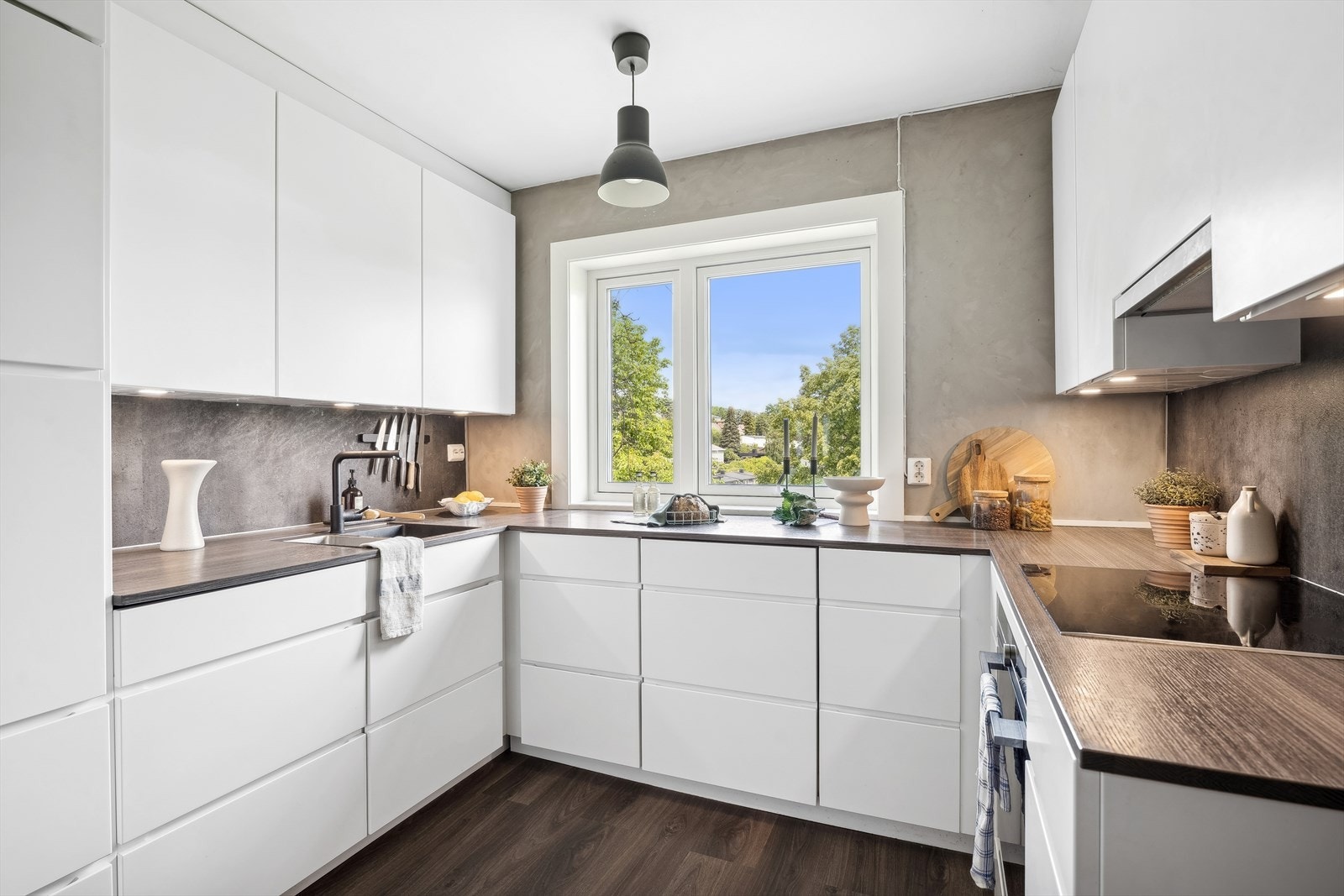 I 2019 ble leiligheten oppgradert med et lekkert og velutstyrt kvalitetskjøkken fra Kvik, som ligger separat fra stuen Galleribilde